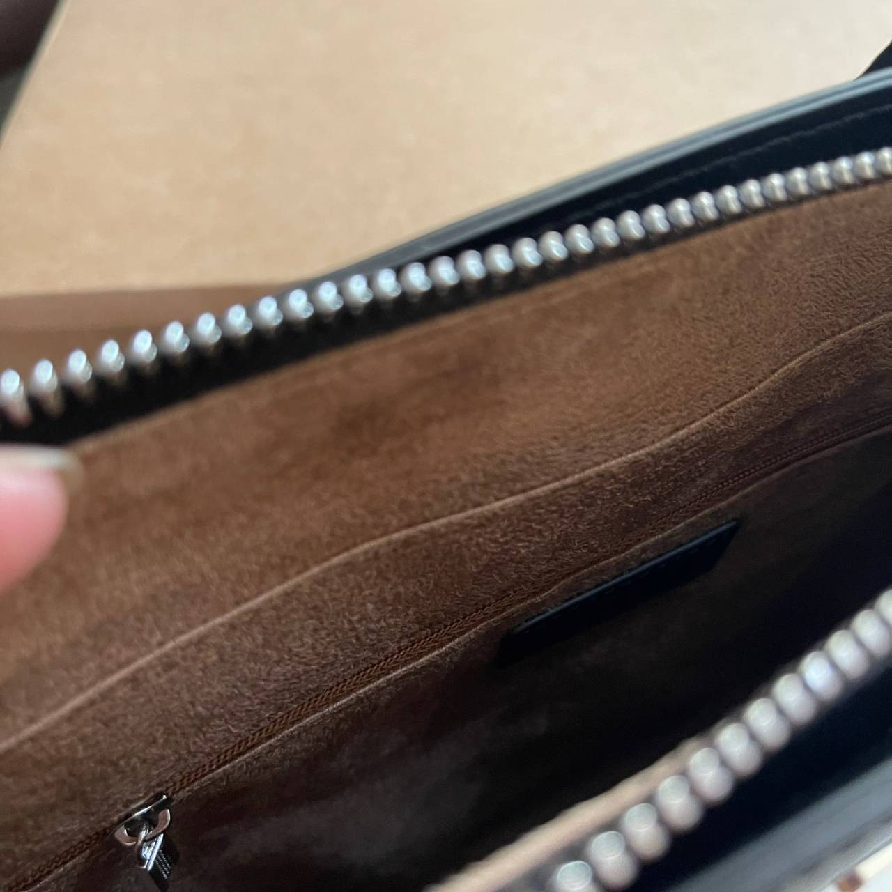 หนังแท้ PRADA SAFFIANO MAN BAG รุ่นตามหา Rare item!! กระเป๋าสะพายข้างคุณผู้ชาย งานสวยมาก เป็นหนังแท้ทั้งใบ ใส่ ipad ได้ จุของได้เยอะพอสมควรเลยค่ะ งานเรียบแต่หรูสุดๆ คุณภาพเกินราคาจริงๆ ค่าา