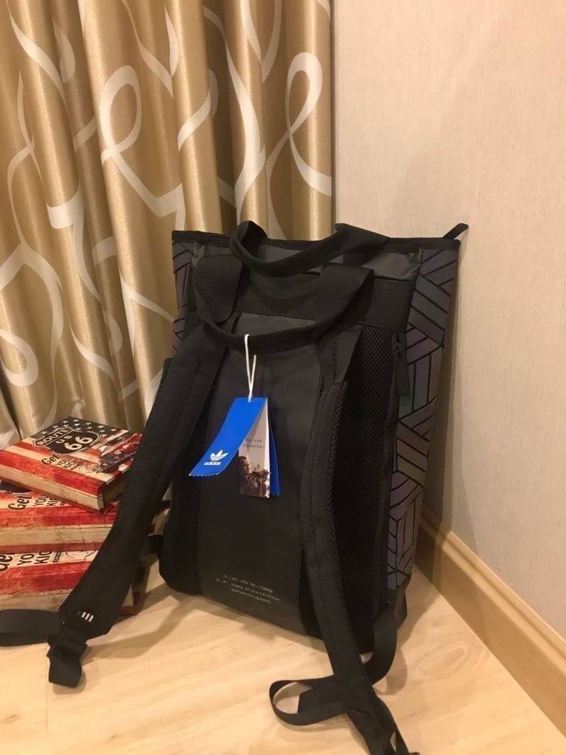 Adidas Originals geometric 3D roll top backpack รุ่นใหม่ชนช้อป!!กระเป๋าเป้สะพายหลัง เปิดปิดด้วยซิปเดียวด้านบน ด้านหน้ามีโลโก้ ด้านหลังมี1ช่องซิปใช้งานได้จริง ใบใหญ่กำลังดีน้ำหนักเบา ภายในกว้างและจุ ช่องซิปช่องใส่ของ สายเลื่อนปรับระดับได้ฟรีไซส์ สะพายได้ทั