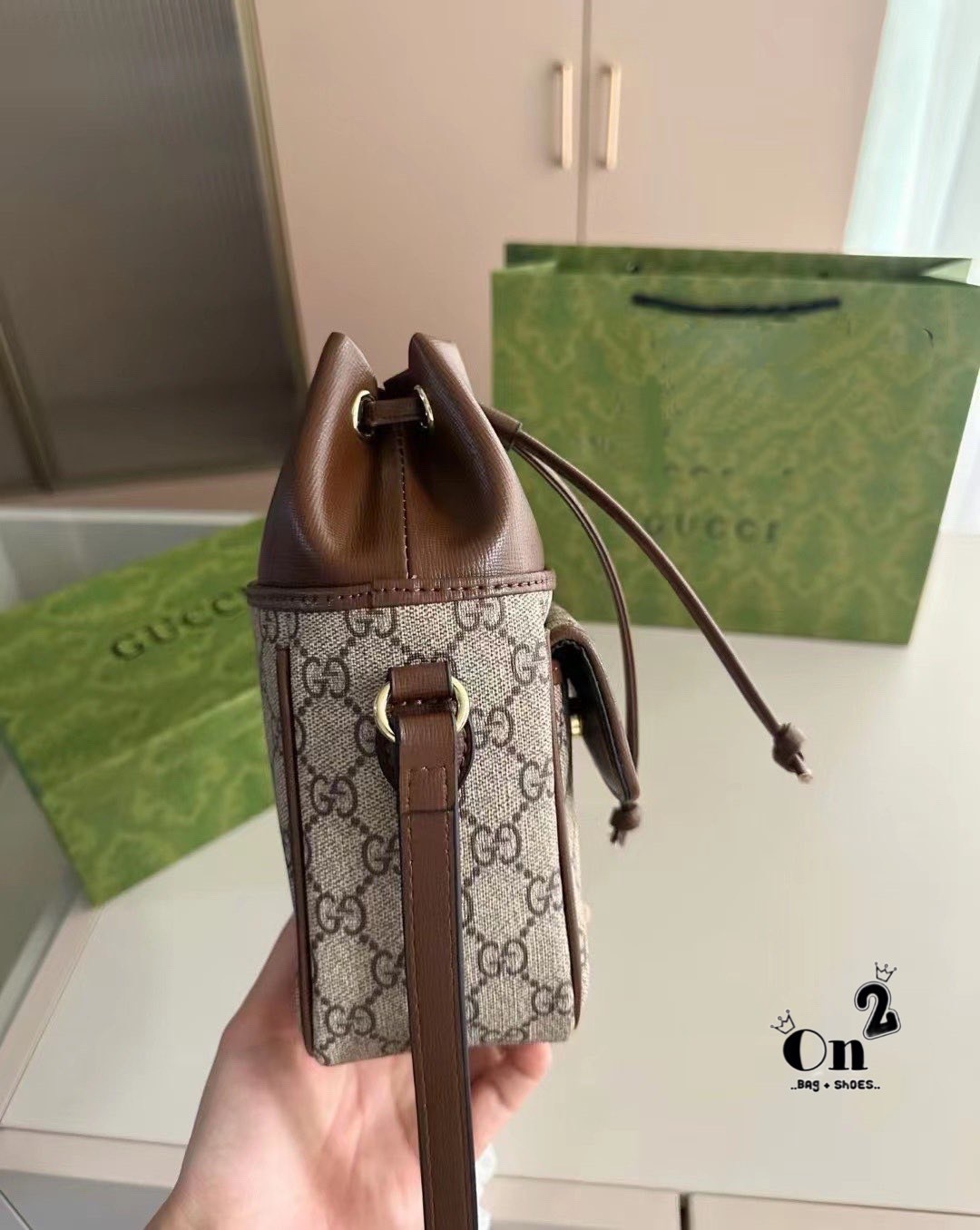 GUCCI GG Supreme canvas bucket crossbody bag / Gucci Bucket Monogram Canvas Bag พร้อมส่ง กระเป๋าสะพายทรงบัคเก็ต จะชุดสบายหรือชุดเต็ม ใบนี้พร้อมมาก ใช้ได้ทั้งชายหญิง ดีไซด์สวยงานจริงเเค่นี้ก้ได้ลุคดูดี แมทซ์ง่ายกับทุกชุด