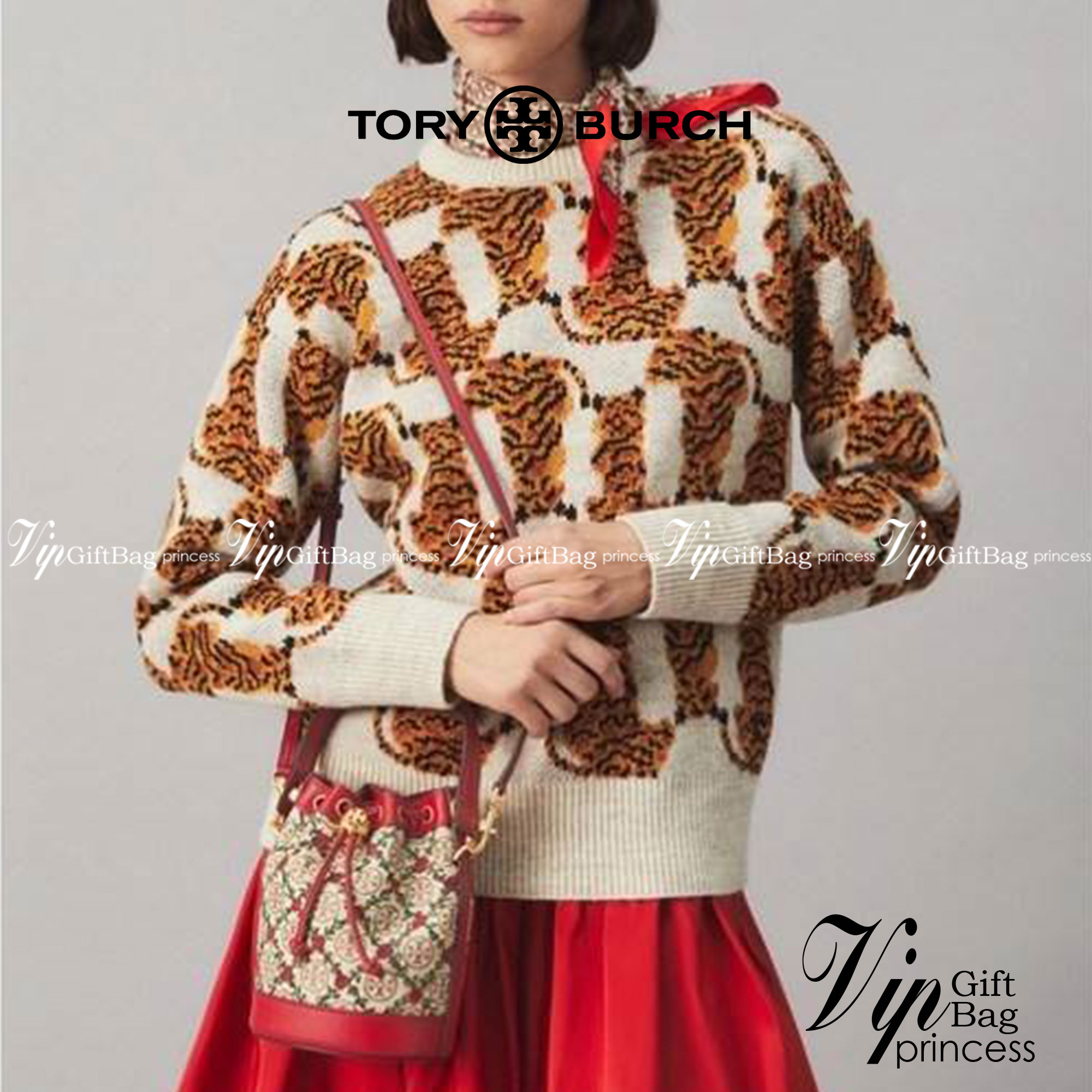 Mini : Tory Burch T Monogram Embroidered Mini Bucket Bag Hazelnut กระเป๋าทรงถังขนาดเล็ก เป็นแพทเทิร์นคลาสสิคที่ได้รับแรงบันดาลใจจากการควิลท์แบบดั้งเดิมของเพนซิลเวเนีย คอลเล็คชั่นบอกเล่าความมีสไตล์เหนือกาลเวลา ลายดอกกุหลาบสีแดงลายปักษ์ วัสดุผ้าสว๊อตซ์วินเท