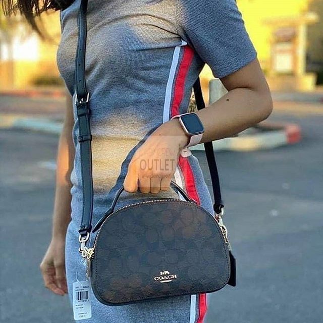 OUTLET 】COACH 1591 SERENA SATCHEL IN SIGNATURE CANVAS กระเป๋าสะพายคอลเลคชั่นยอดฮิต ดีไซน์ลุคผู้ดี ต้องยกให้น้องใบนี้เลย!! จัดสีขายดี สีลุคคุณหนูมาให้ สวยตาแตก!! วัสดุหนังแคนวาส เปิด-ปิดด้วยซิป 2 ช่องหลัก ภายในเป็นช่องโล่ง เก็บของได้แบบสบายๆ ใส่มือถือได้ทุ