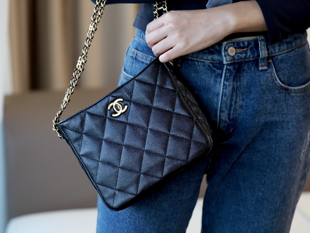 Chanel 22s small hobo bag black caviar / CHANEL VIP GIFT CAVIER BAG กระเป๋าทรงสะพายข้าง ที่กำลังมาแรงมาในตอนนี้ ตัวกระเป๋าเป็นหนังลายคาเวียร์สวยหรูมาก อะไหล่ทองวินเทจทั้งใบ ด้านหน้าประดับโลโก้แบรนด์ เปิดปิดด้วยตัวหมุนล้อค ด้านในใส่กระเป๋าสตางค์ได้ถึงใบยาว