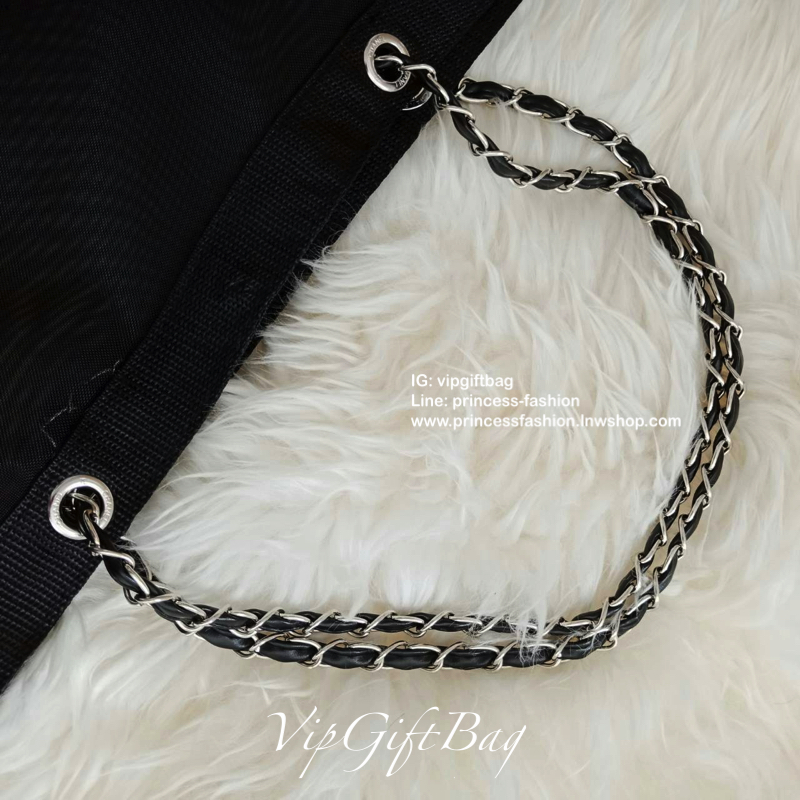 Chanel Shopping Bag With Chain กระเป๋าสะพายใบใหญ่ทรง Shopping Bag Limited Edition พรีเมี่ยมกิ้ฟของแท้นำเข้าจาก Chanel Perfume Counter #ของแท้100% (ไม่ใช่งานเลียนแบบ) ใบใหญ่วัสดุ Nylon โปร่ง #อะไหล่เงิน ♡ ปั้ม CHANEL อีกด้านเป็นโลโก้ CC เปิดปิดด้วยแ