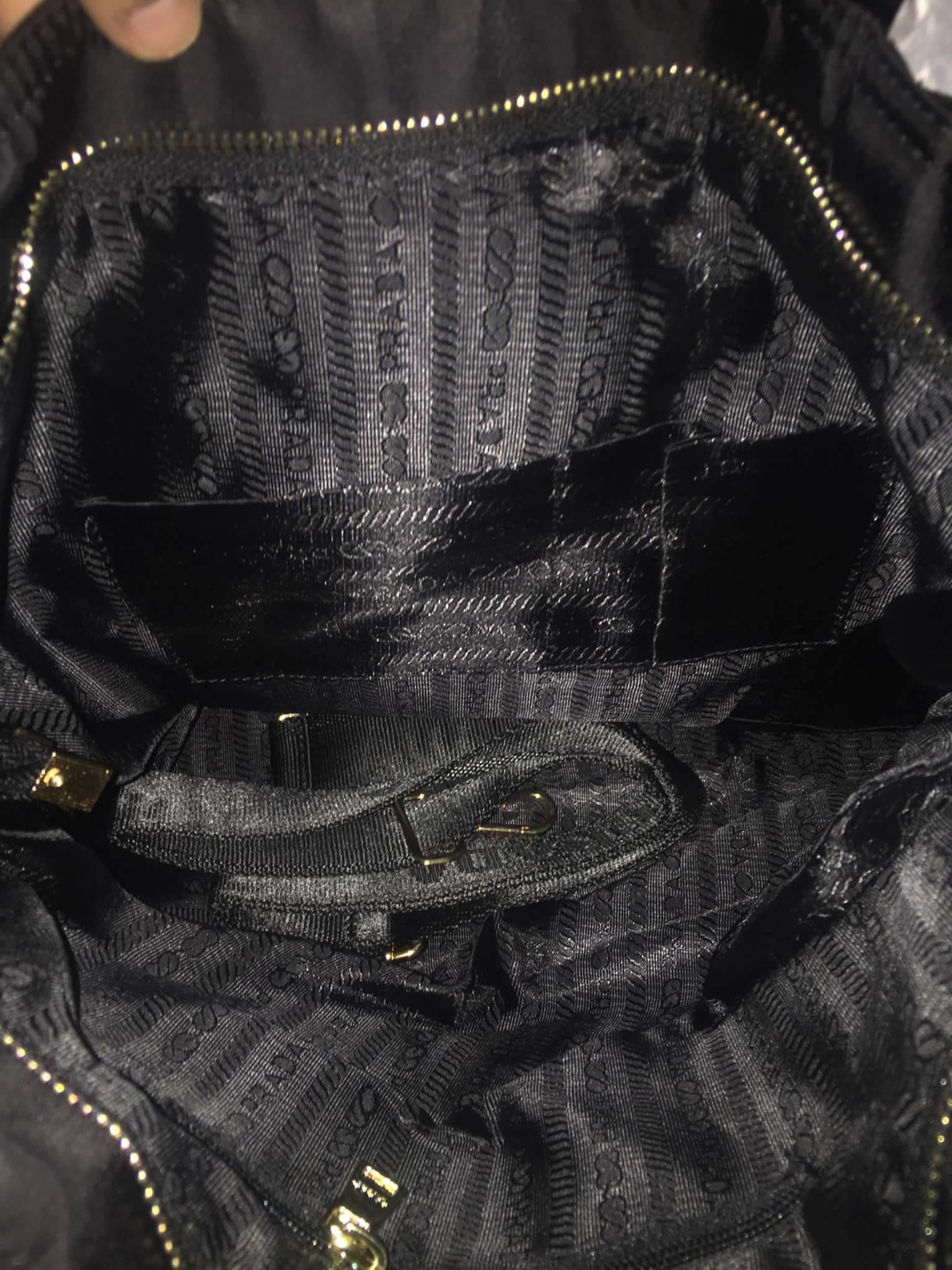 งานขายดีคะ ♡♡ กระเป๋าสะพาย ทรง TOTE จากแบรนด์ PRADA มาค่า ตัวกระเป๋าเป็น nylon ทั้งใบ สะพายเป็น shoulder bag หรือถือได้ค่ะ ด้านหน้าเป็นลายหมี ปักกลิ้ตเตอร์ + logo brand ใช้แล้วสวยมากๆ อะไหล่ทองหรูมาก จุของคุ้ม ใส่หนังสือ หรือ MacBook ได้ค้า 