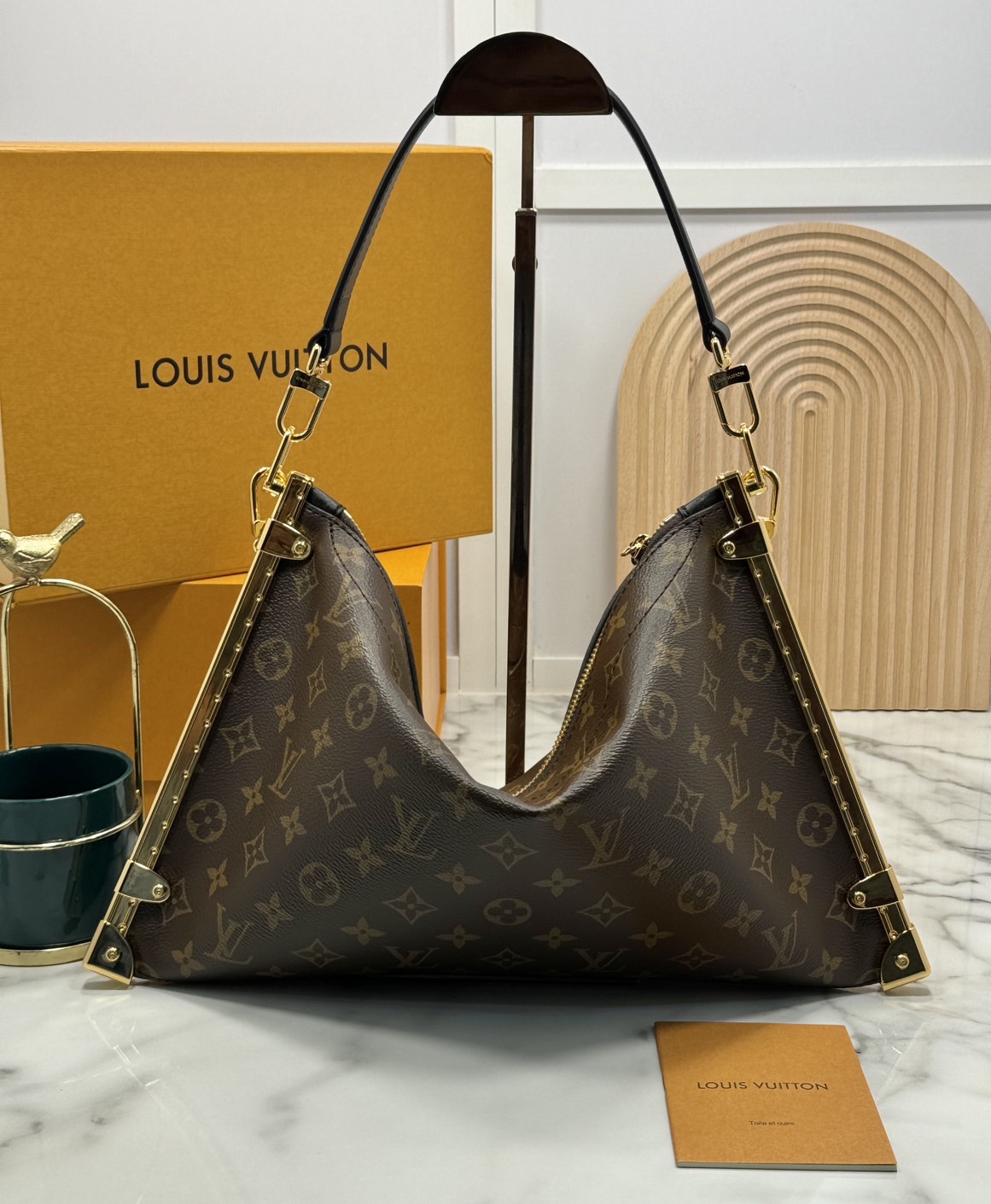 LV Lucky Trunk Bag Monogram Canvas กระเป๋าสะพายรุ่นใหม่ ไอเท็มยอดนิยมจากรันเวย์แฟชั่นโชว์คอลเลคชั่นประจำฤดูกาล Fall-Winter 2024 มอบกลิ่นอายสไตล์ Slouchy สะดุดตา