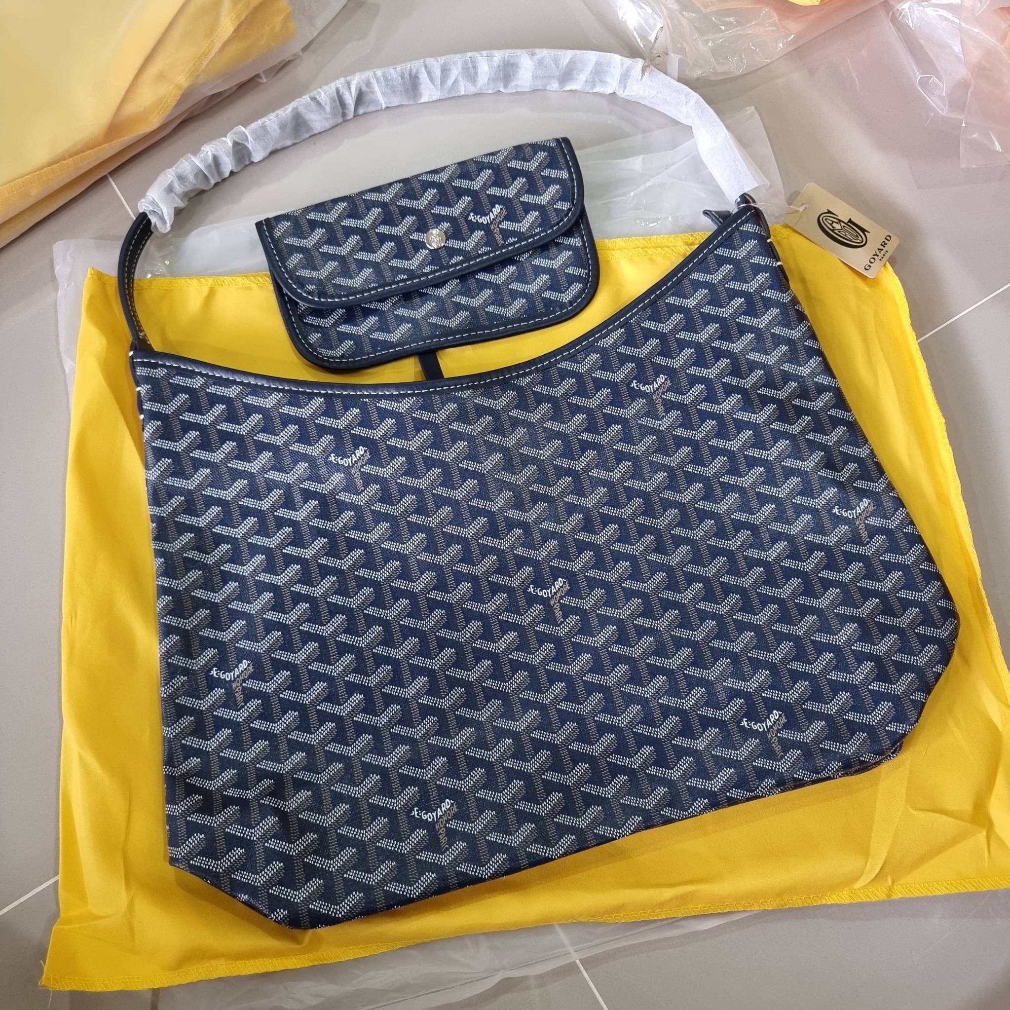GOYARD BOHEME HOBO BAG / GOYARD HOBO กระเป๋าสะพายทรงโฮโบ ใบใหญ่จุใจ!! มาครบสีขายดี เลิศทุกสี รูปทรงคลาสสิค ดีไซน์เป็นเอกลักษณ์ วัสดุหนังแคนวาสพิมพ์ลายสวยคม ปากกระเป๋ามีซิปเปิด-ปิดกันของหล่นได้ ภายในโล่งกว้างมาก มาพร้อมสายคล้องในตัว ทนทาน สะพายสวยๆได้ทุกวั