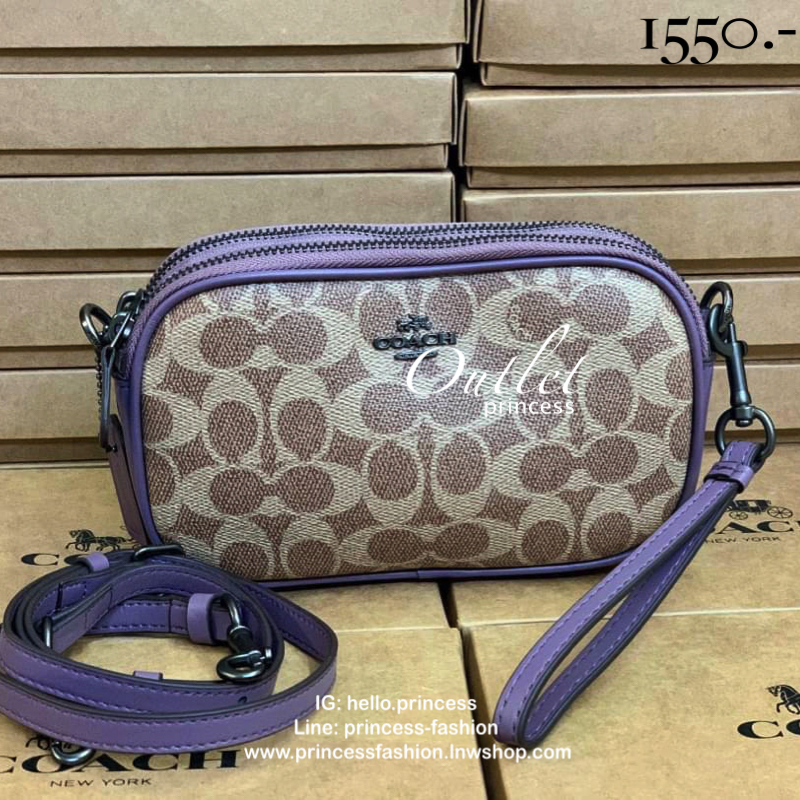 COACH CROSSBODY CLUTCH IN SIGNATURE BAG 💋รุ่นฮิต+สีหายากค่ะ!! กระเป๋าสะพาย+คล้องมือได้ วัสดุหนังแท้ผสมpvcค่ะ มีช่องซิปคู่ ภายในช่องใส่มือถือได้ทุกรุ่น;กระเป๋าเงินใบสั้นได้ ใส่ของจำเป็นสาวๆได้ครบค่ะ มีช่องเสียบบัตร2ช่อง และช่องโล่งให้ใส่ของจุกจิกค่