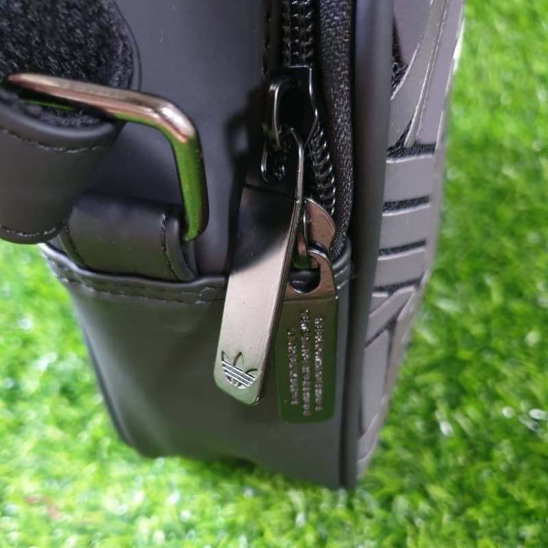 adidas 3D airline shoulder bag ทรงสปอร์ต รุ่นนี้มาใหม่ไฉไลกว่าเดิม แบบลาย 3D ใหม่สวยๆ ด้านหน้าติดโลโก้แบรนด์ บนพื้น 3D ด้านหลังพื้นเรียบมีช่องซิป รุ่นนี้มีที่จับสามารถถือได้หยิบใช้งานสะดวก เปิดปิดด้วยซิปอะไหล่ปั๊มแบรนด์ ด้านในเป็นช่องกว้าง มีช่องซิปด้านใน