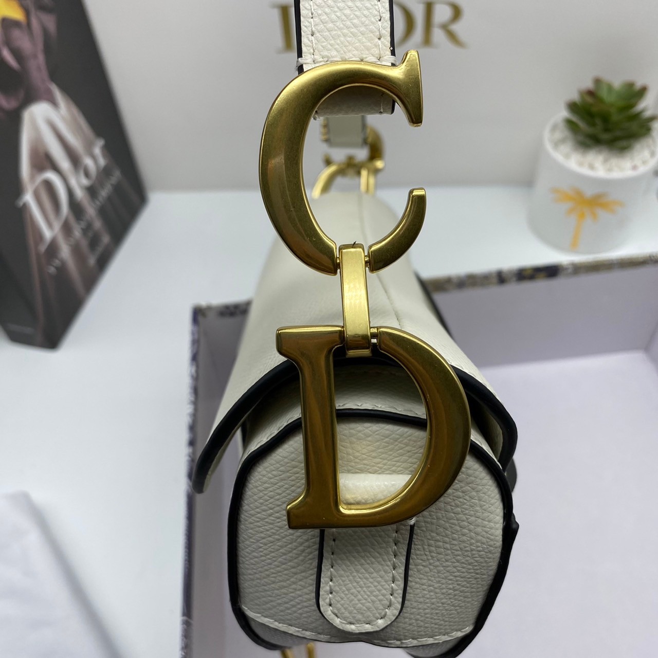 หนังแท้ DIOR SADDLE BAG with strap กระเป๋ารุ่นยอดนิยมตามแบบฉบับแบรนด์ งานออริหนังแท้ทั้งใบ ใช้งานได้ 2 แบบ สะพายยาว CROSSBODY และสายสั้นถือได้เก๋ๆ ลุคนี้คูลสุดๆ เลยค่าา ภาพถ่ายจากสินค้าจริง! สวยมาก พร้อมส่งที่ไทยราคาสุดคุ้ม สาวๆ ห้ามพลาดค่ะ!