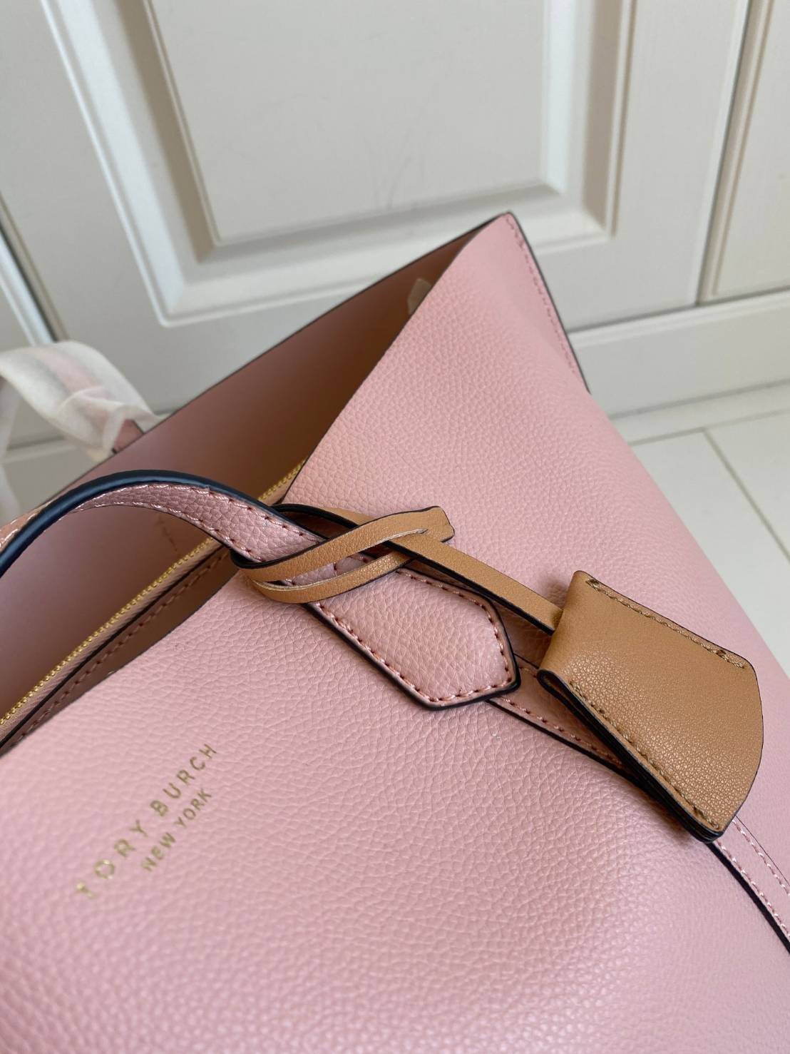 Tory Burch Women's Perry Tote Bag ออกแบบเพื่อสาวยุคใหม่ เหมาะสำหรับสาวๆที่ชอบกระเป๋าใบใหญ่ Large toteใช้งานได้ในชีวิตประจำวัน **จุของได้เยอะมาก ใช้วัสดุผสมผสานช่วยให้กระเป๋าเป็นทรงสวยโดยยังคงคุณภาพนิ่ม ดูเรียบหรูและคลาสสิค สามารถใช้เป็น every day bag