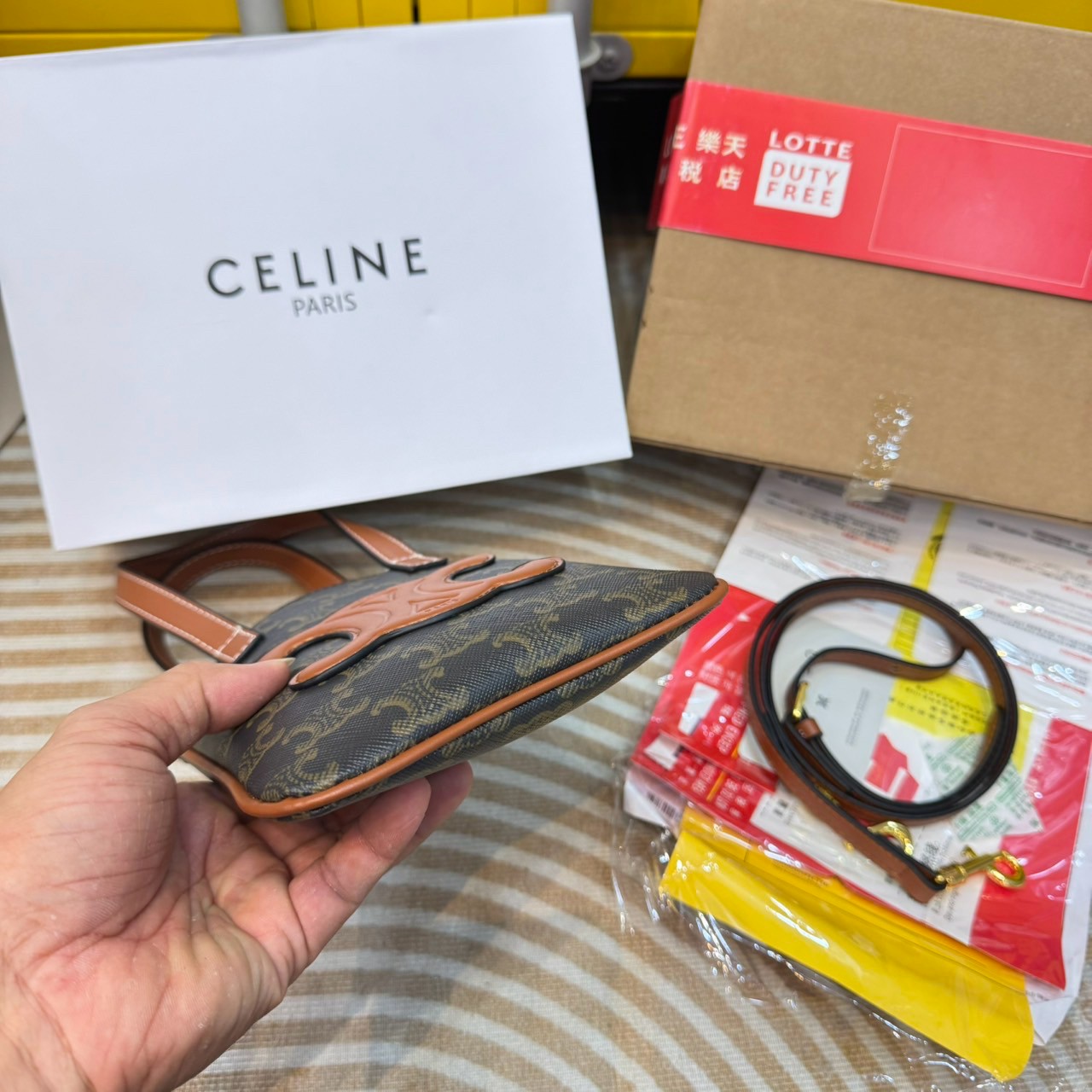 CELINE MICRO CABAS in Triomphe canvas and Leather กระเป๋าโท้ทมินิไมโครไซส์ กะทัดรัดปุ๊กปิ๊ก ฮอตสุดในเกาหลี ดีไซน์สุดคลาสสิค โดดเด่นด้วยโลโก้หน้าไซส์จัมโบ้