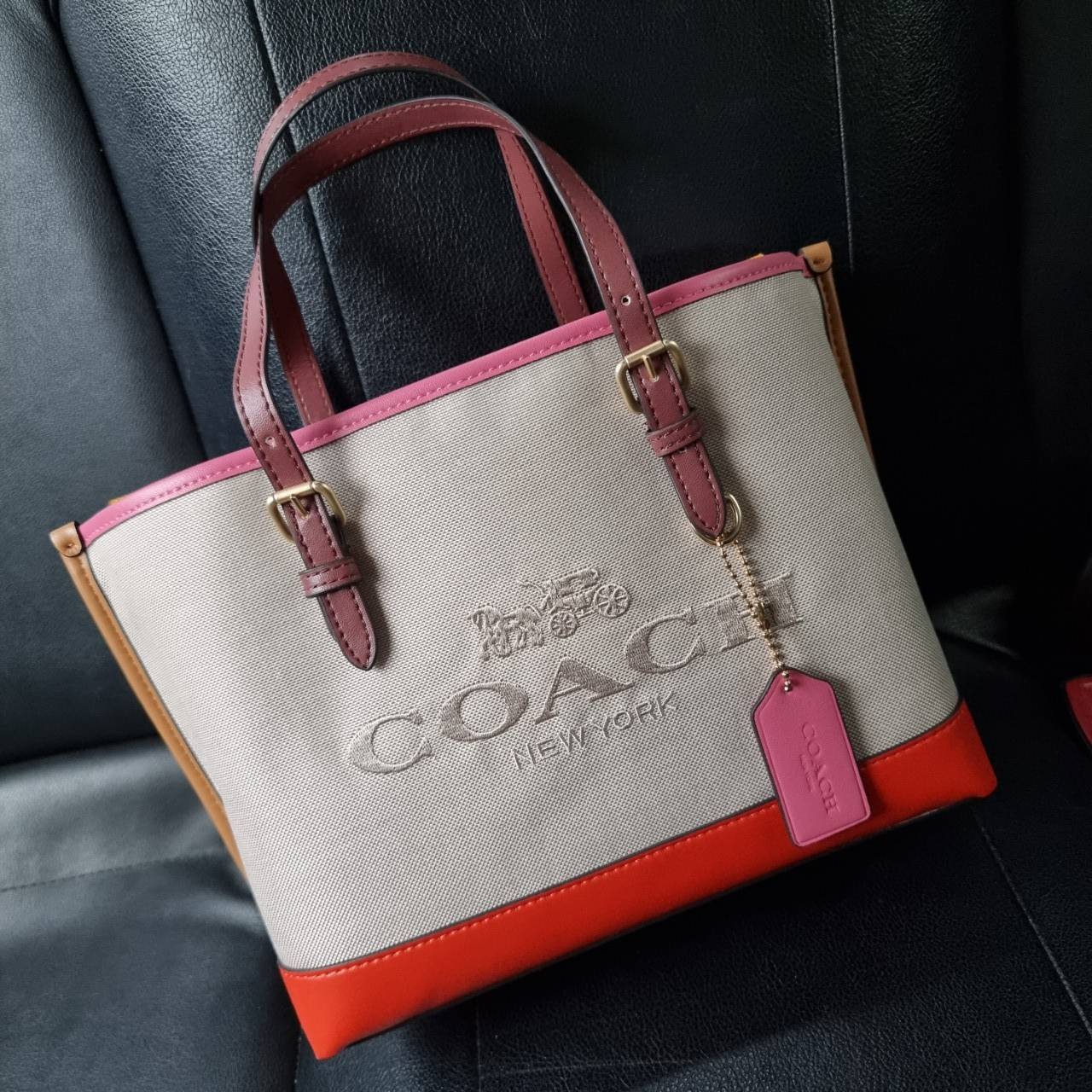 COACH C4085 MOLLIE TOTE 25 IN COLORBLOCK กระเป๋าทรงโท้ทยอดฮิต ขนาดมินิไซส์ ดีไซน์สวยคมทุกรุ่น!! ตกแต่งซิกเนเจอร์ถักทออยู่บนผ้าแคนวาส ดูโดดเด่น ภายในเป็นช่องโล่ง มีช่องซิปกลางใส่ของได้ ขนาดกำลังดีแบบใส่ของได้ครบครัน มาพร้อมสายสะพายข้าง หรือจะถือคล้องแขนเก๋