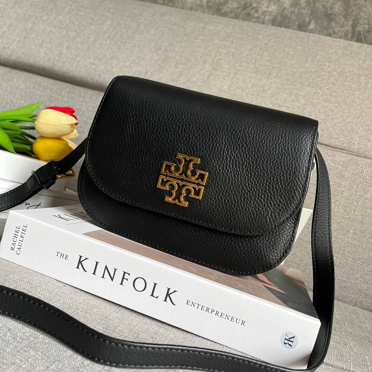 TORY BURCH BRLTTEN SMALL SADDLE BAG / Tory Burch Britten Flap Shoulder Bag กระเป๋าสะพายข้าง วัสดุหนังแกะแท้ ด้านหน้าประดับโลโก้แบรนด์ เปิด-ปิดกระเป๋าแบบกระดุมแป็กแม่เหล็กแน่นหนา ภายในมีช่องหลัก ใส่กระเป๋าเงินใบกลาง มือถือได้ทุกรุ่น มีช่องแยกใส่ของจุกจิกอี