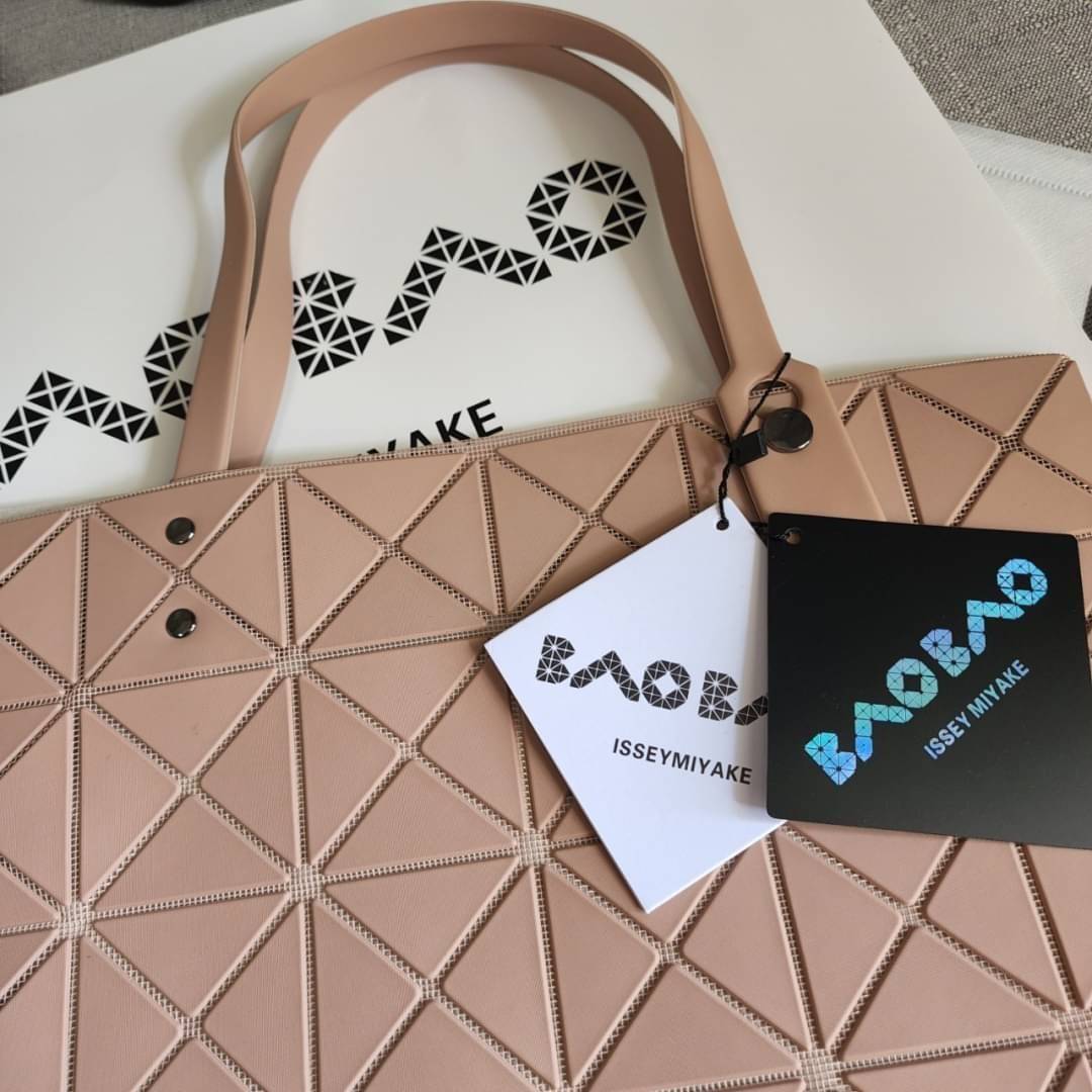 BAO BAO ISSEY MIYAKE LUCENT ONE-TONE กระเป๋า Bao Bao จากแบรนด์ดัง Issey Miyake แบรนด์แฟชั่นจากประเทศญี่ปุ่น ซึ่งมีสินค้ามากมายไม่ว่าจะเป็นเสื้อผ้า นาฬิกา น้ำหอม และที่ขาดไม่ได้นั่นก็คือ กระเป๋า Bao Bao ที่มีความพิเศษในเรื่องของวัสดุและดีไซน์ที่ครองใจสถาปน