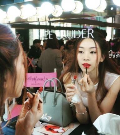 Givenchy Antigona Mini leather shoulder bag กระเป๋าสุดคลาสสิก ใบเดียวก็เอาอยู่ Day to Night Bag เข้าได้กับลุค Smart Casual ด้วยทรงกระเป๋าที่ฐานกว้างใส่ของใช้ที่จำเป็นได้ทุกอย่าง วัสดุหนังแกะสังเคราะห์ (หนังนิ่ม) ขึ้นรูปเงา สวย ตั้งอยู่ทรง มาพร้อมสายสะพายต