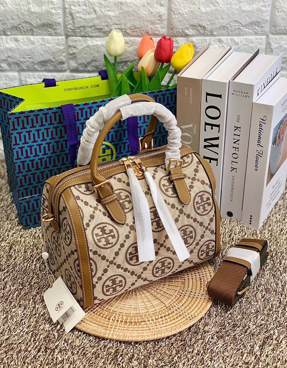 สวยก่อนใครแน่นอนค่ะนาทีนี้💋 💥รุ่นที่กำลังฮิตมากตอนนี้ของเหล่าคนดังใน ตปท.! TORY BURCH T MONOGRAM JACQUARD BARREL ((ใบใหญ่)) พร้อมส่งที่ไทยทันที! กระเป๋าทรงหมอนจาก Tory burch วัสดุ jacquardทอลายแบรด์+หนังแท้ ได้สวยงามหรู ดูคลาสสิคมากๆค่ะ เป