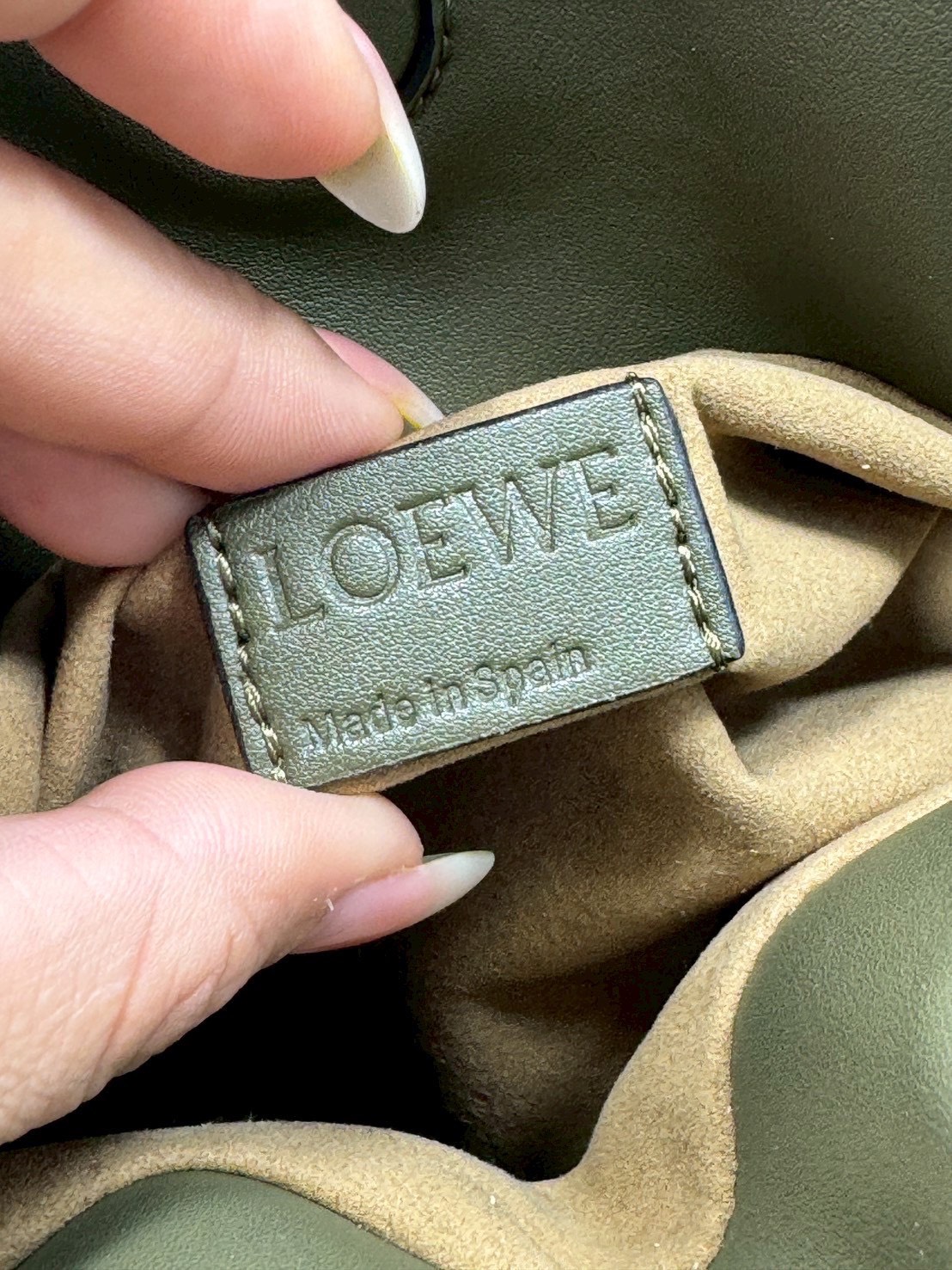 ORI หนังแท้ | Medium Loewe Flamenco clutch in nappa leather 30cm กระเป๋าสะพายทรงคลัชดีไซน์รูดเชือก เรียบหรูดูแพง เรียบง่ายใช้งานสะดวก หนังแนปป้าให้สัมผัสนุ่มสบายผิว มาพร้อมสายสะพายร้อยห่วงหรูหรา