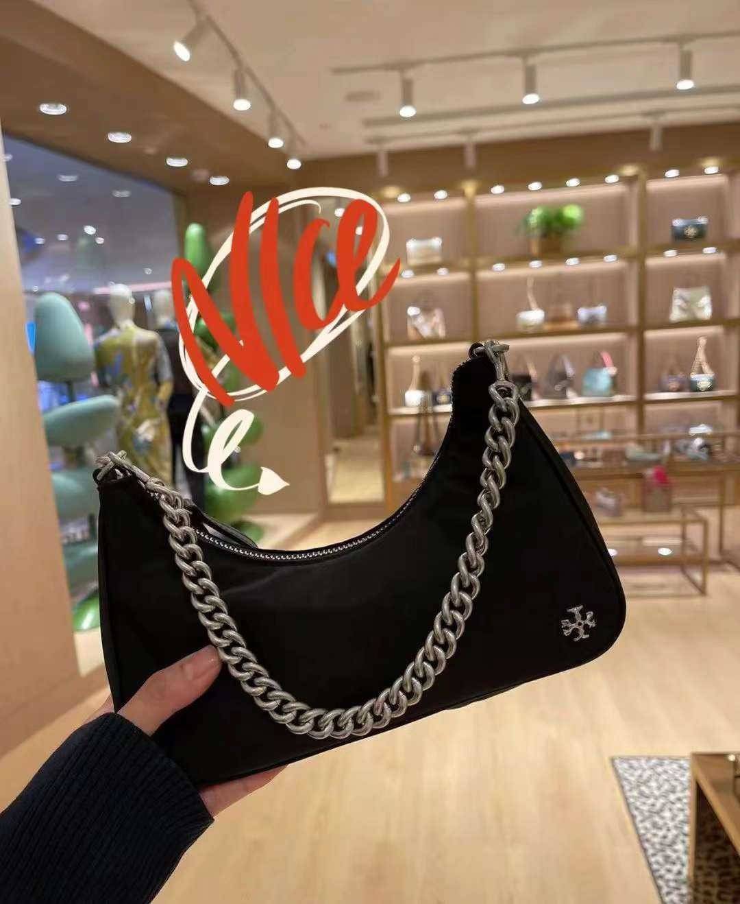 TORY BURCH handbag / TORY BURCH shoulder bag พร้อมส่งที่ไทย Tory Burch 151 Mercer Small Crescent Bag กระเป๋าถือหรือสะพายไหล่ วัสดุNylon อะไหล่เงิน น้ำหนักเบา พกพาสะดวก ใส่โทรศัพท์ iIphone+ ได้ ด้านในโล่งมีช่องเล็กใส่บัตร 2 ช่อง มาพร้อมสายสั้น สายหนัง+สายโ