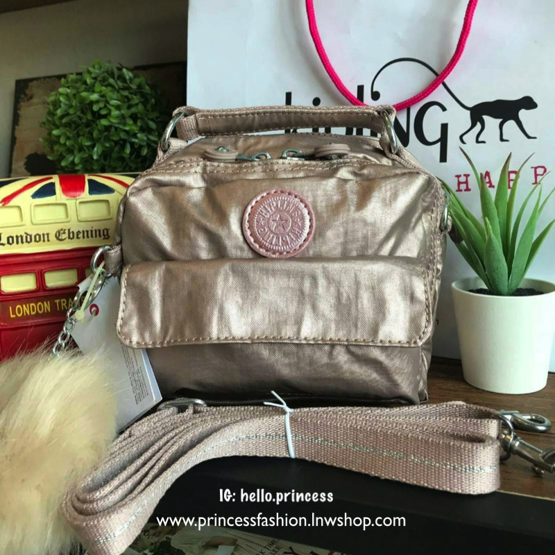 💕 Kipling Messenger Bag กระเป๋าสะพายทรงเหลี่ยมรุ่นใหม่!!ขนาดมินิ สามารถสะพายสายคู่ สายเดี่ยวและเป้ มีหลายช่องใช้งาน ด้านหน้าเป็นช่องเล็กใส่ของจุกจิก ซิปคู่ด้านหน้าภายในมีช่องเล็กแยกเป็นสัดส่วน ซิปเดี่ยวด้านหลังกว้างเพิ่มช่องใส่ของได้อีก1ช่อง ขนาดก