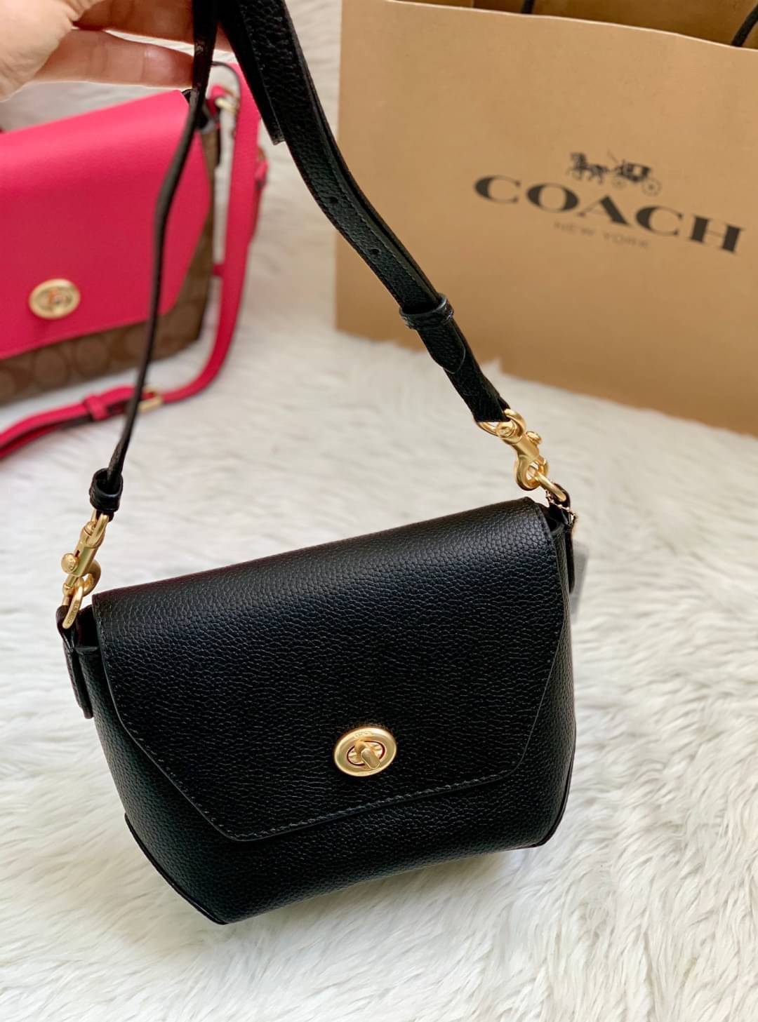 คอลเลคชั่นใหม่ ทั้งสวยทั้งคุณภาพค่ะ😘 COACH KARLEE CROSSBODY BAG 💐พร้อมส่ง ได้ไปไม่ผิดหวังแน่นอนค่ะ! สวยๆแบบคนดังระดับโลกกันค่าา กระเป๋าสะพายแบบครอสบอดี้ร์ หนังแท้นิ่มสวยงามมากๆค่ะ รูปทรงน่ารักกระทัดรัด เปิดปิดกระเป๋าแบบหมุนล็อค ภายในสามารถ