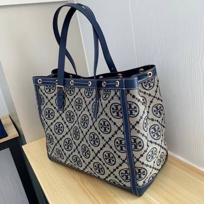 ใบใหญ่ TORY BURCH T MONOGRAM LARGE JACQUARD TOTE BAG กระเป๋าถือหรือสะพายรุ่นล่าสุดดีไซน์ยอดนิยมจาก TORY BURCH FACTORY OUTLET วัสดุ Woven Jacquard & Leather ทอลาย Jacquard Singnature แบรนด์รอบใบสวยอยู่ทรงเป็นเอกลักษณ์ เปิดปิดแบบ Drawstring ขนาดใหญ่มาก กว้า