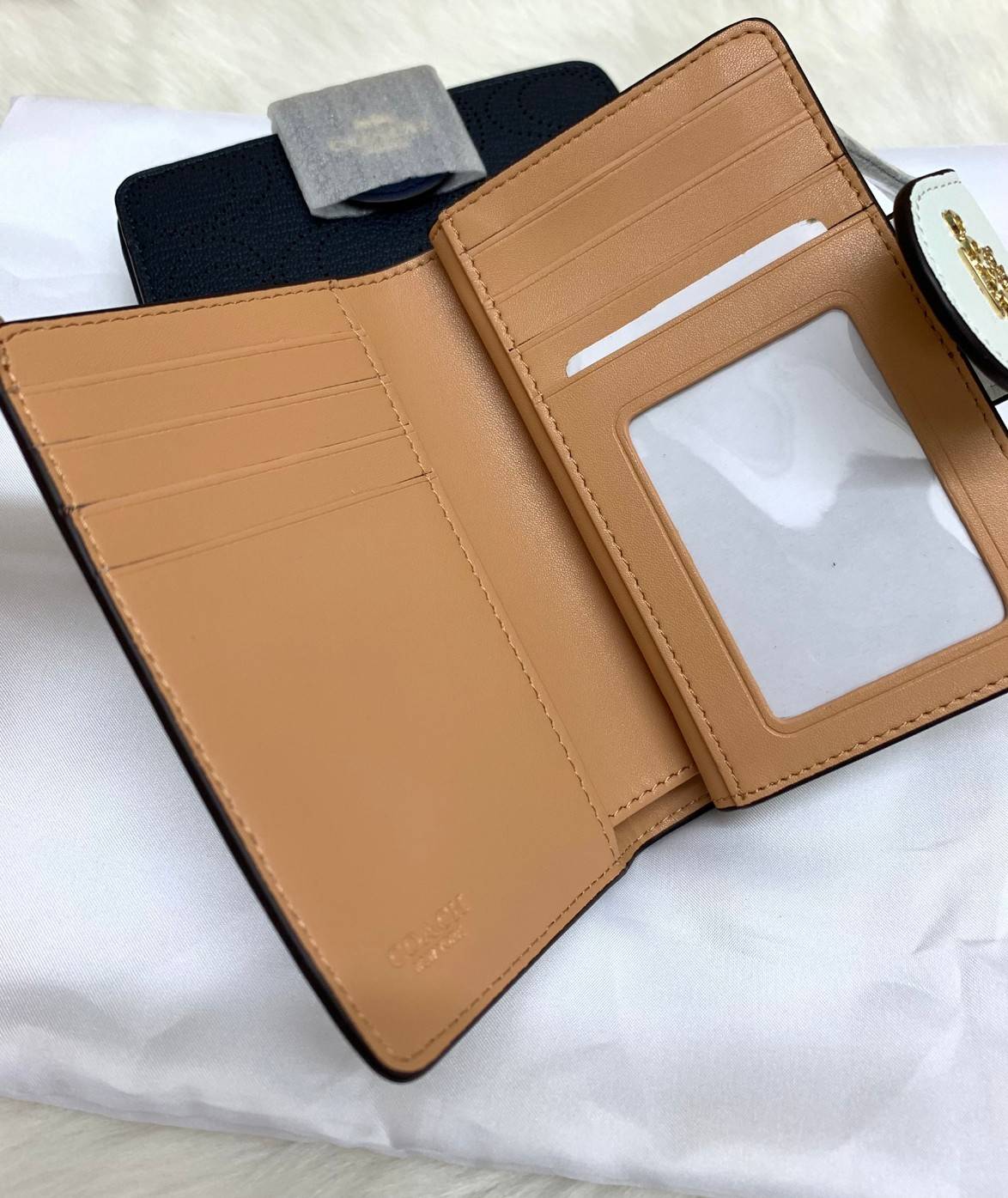 สวยมากๆ ห้ามพลาดเลยนะคะ! COACH MEDIUM CORNER ZIP WALLET IN SIGNATURE ((C4768)) พร้อมส่งค่ะ! กระเป๋าเงินใบขนาดกลางๆ กำลังดี หนังแท้ลายฉลุรูปตัวC ทั้งใบ สวยงามน่าใช้มากๆ ภายในมีช่องเสียบบัตรได้ถึง10ช่อง//ช่องใส่ธนบัตรหนึ่งข่องสามารถใส่แบงค์พันตามยาวได้เลยค่