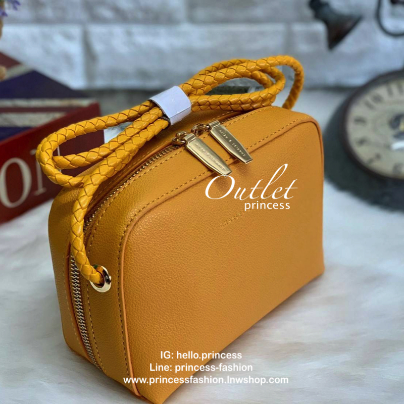 CHARLES & KEITH METAL PUSH LOCK CROSSBODY BAG รุ่นฮิตขายดีมีมาพร้อมส่งแล้วจ้า กับกระเ๋าสะพายไซส์น่ารัก วางอยู่ทรง เปิดปิดด้วย ตัวล็อกด้านหน้า ด้านในแบ่งเป็น 2 ช่องมีช่องซิปตรงกลาง จุของได้เยอะพอควรเลยค่ะ ใส่ iPhone plus ได้สบายๆ และของจุกจิกที่จำเป็น รุ่น