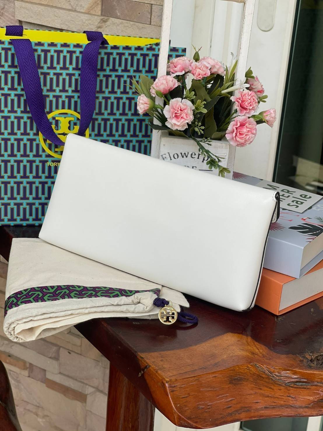 Tory burch Miller Metal clutch กระเป๋าคลัทช์ดีไซน์เรียบหรูออกแบบมาได้อย่างลงตัว ด้วยรูปทรงที่สวยงามและทันสมัย จากแบรนด์ Tory Burch ขนาดกำลังดี สามารถใส่กระเป๋าสตางค์หรือเครื่องสำอางค์ได้ตามขนาดกระเป๋า ในเรื่องของดีไซน์และLogo DoubleT เฉดเดียวกับสีของกระเป
