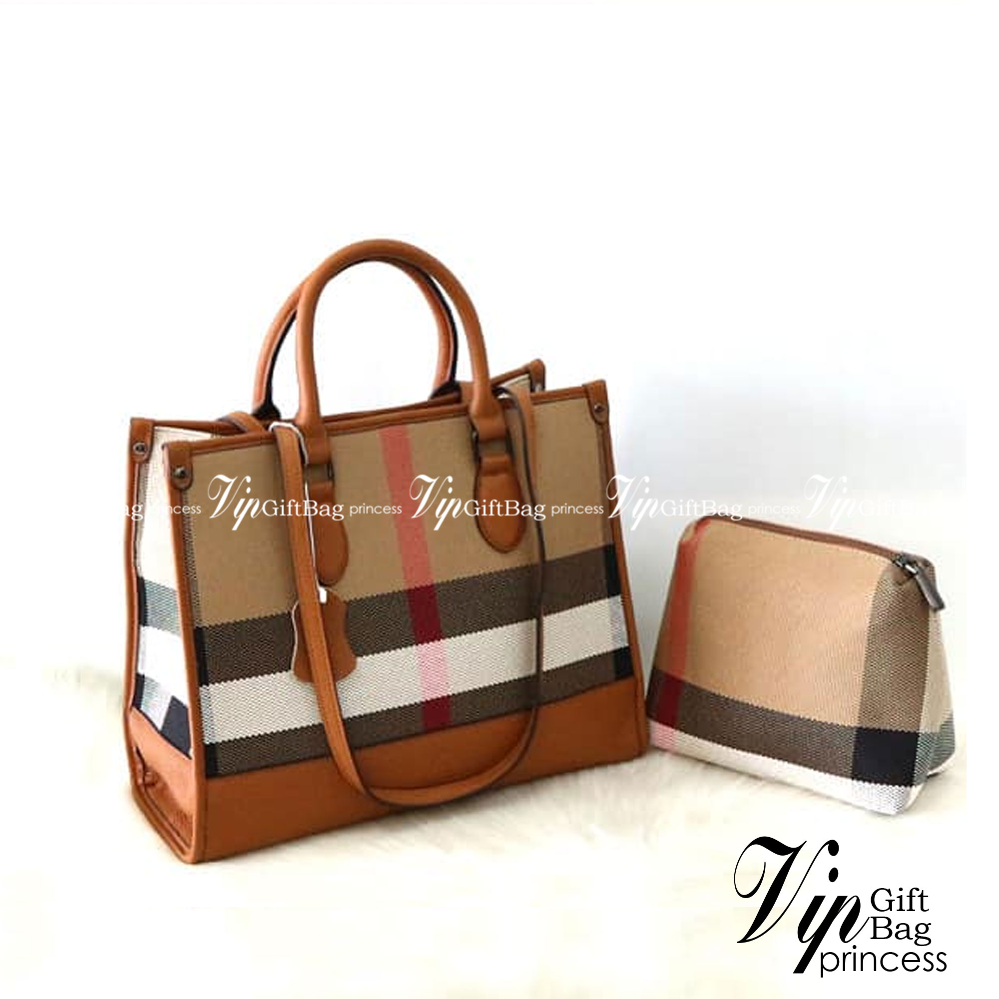 BURBERRY TOTE VINTAGE BAG / Burberry Crossbody Bag กระเป๋าสะพายทรงโท้ทลายวินเทจ สวยคลาสสิก จุของได้เยอะมาก มาพร้อมใบเล็ก รุ่น unisex ใช้ได้ทั้งชาย/หญิง โทนสีใช้งานง่าย หลายโอกาส วัสดุหนังและ Canvas อย่างดี สวยอยู่ทรง ภายในโล่งกว้าง ไอเท็มแนะนำ Must Have! 