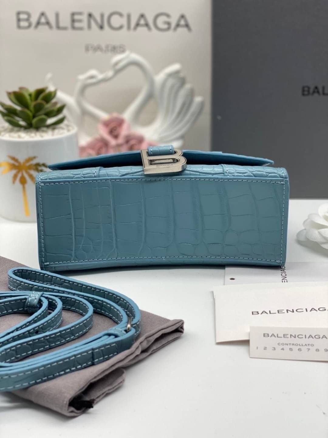 หนังแท้ BALENCIAGA HOURGLASS TOP HANDLE XS Shiny crocodile embossed calfskin การสร้างสรรค์ที่มีเอกลักษณ์เฉพาะตัว หรูหรา โทนสีโดดเด่น วัสดุหนังแท้ลายจระเข้ ภายในโล่งกว้างหนังแนปป้าอย่างดี เกรดออริจินอล ตอบโจทย์ได้ทุกลุค ทุกไลฟ์สไตล์ ภาพสินค้าถ่ายจากงานขายจ
