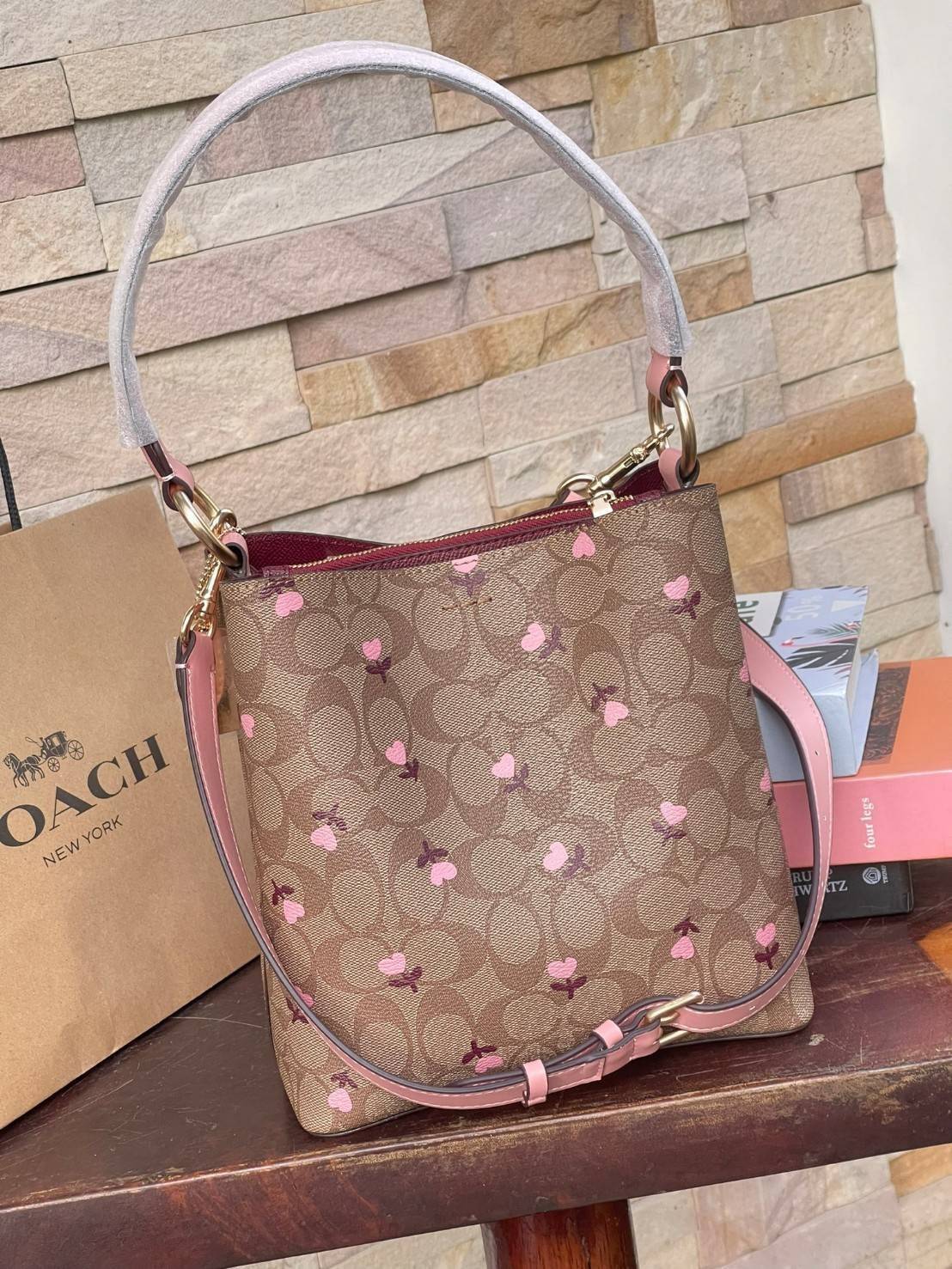 OUTTLET 】COACH SMALL TOWN BUCKET BAG IN SIGNATURE WITH Heart floral print สำหรับสาวแฟชั่นที่ชอบรายละเอียดชิคๆ ดีไซน์สุดเก๋ แนะนำเลยสำหรับกระเป๋าทรงบักเก็ตใบนี้ เชื่อว่าสาว ๆ หลายคนชื่นชอบ เป็นไอเทมที่สามารถแมทช์ได้กับเสื้อหลากหลายสไตล์ บรรจุของได้เยอะโดยท