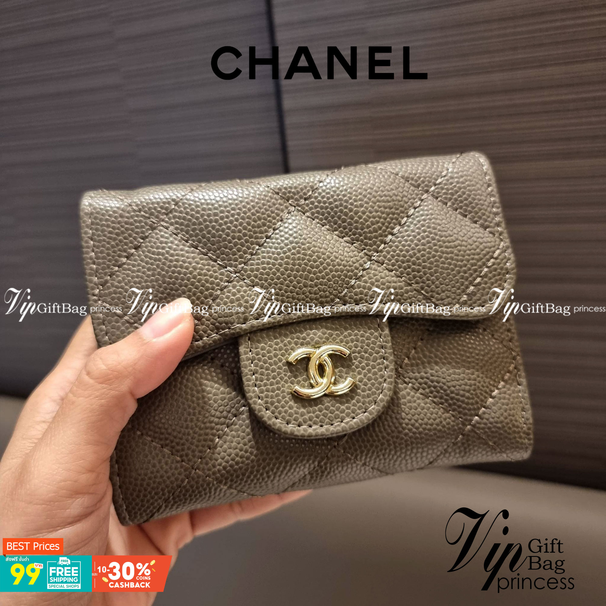 VIP 】มาแล้วจ้า!! รุ่นแนะนำ!! ฮิตติดใจสาวๆ!! กระเป๋าสตางค์ใบสั้นรุ่นฝาพับ จาก Chanel premium for gift เรียบหรู ดูไฮน์ วัสดุหนังสังเคราะห์ลายคาร์เวีย ด้านในเป็นหนังซาฟเฟียโน่ เปิด-ปิดด้วยกระดุมแม่เหล็ก ภายในกระเป๋ามีช่องใส่บัตร ใส่ธนบัตรได้ ดีไซน์เรียบหรูตา