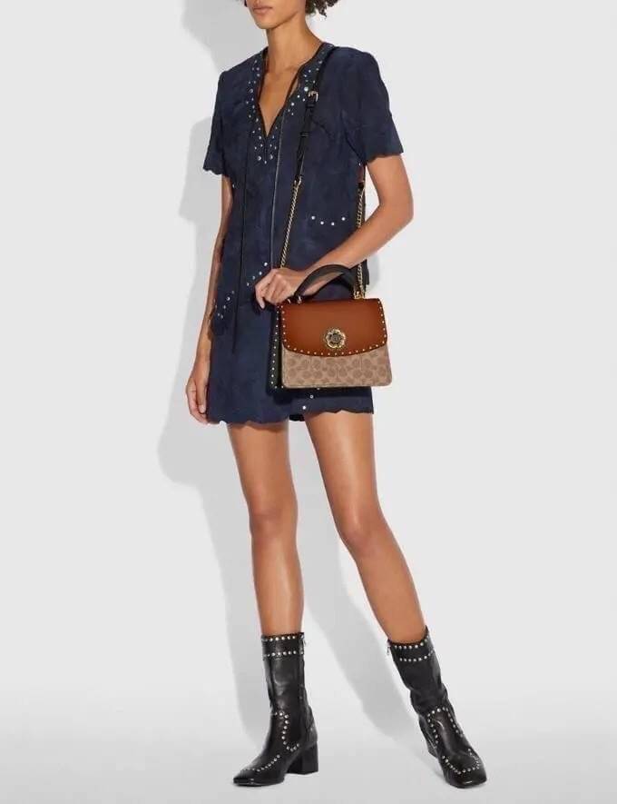 Coach Parker Top Handle In Signature Canvas With Rivet สินค้าใหม่ทรงน่ารัก ใช้แล้วดูแพงมากกก มีช่องใส่ขนาดกว้าง ใส่ของได้จำนวนมาก แถมยังสามารถถือเก๋ๆ แบบคุณนาย หรือสะพายเป็น crossbody ก็ได้ โดดเด่นด้วยลายsignature coach ใครยังไม่มีห้ามพลาดดดเลยนะ ของสวยจร