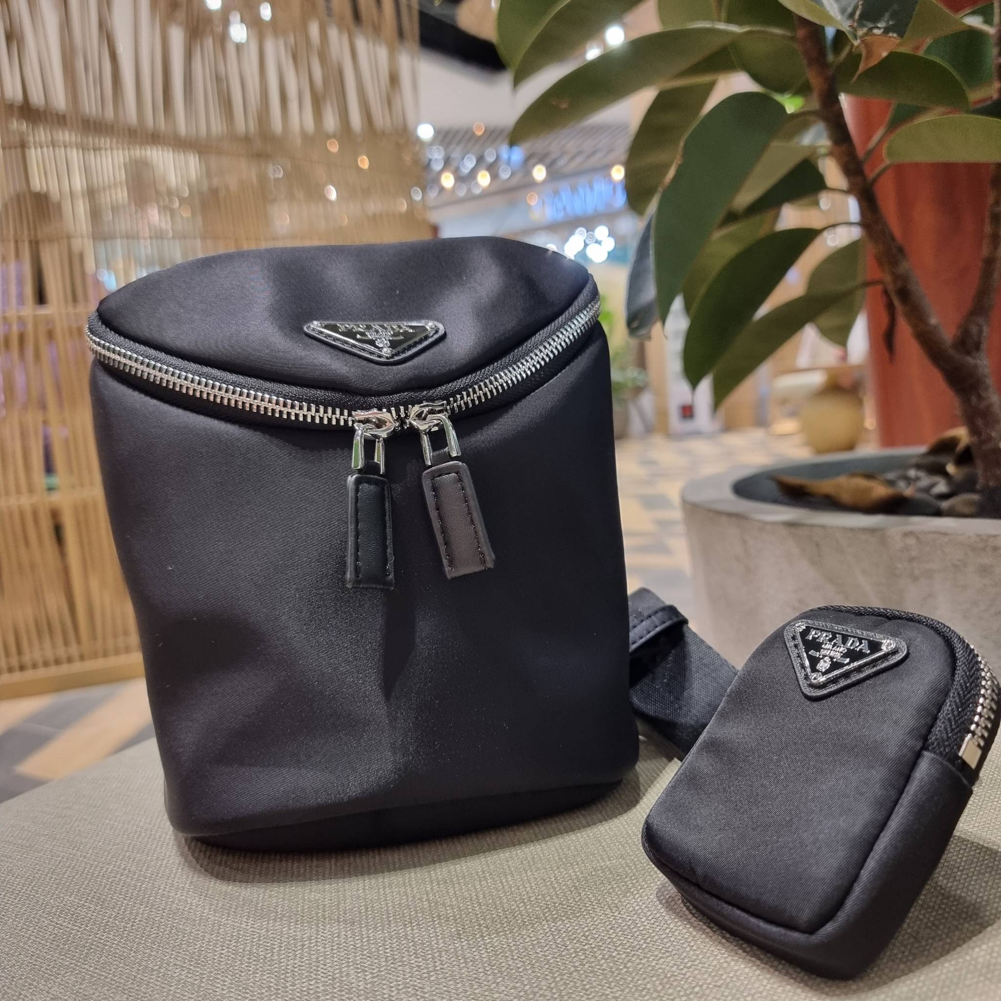PRADA RE-NYLON AND LEATHER SHOULDER BAG ถึงเวลาของหนุ่มกันแล้ว!! ไอเท็ม best seller ที่เตรียมขึ้นแท่นรุ่นหายาก เท่ คูล ดูดี ไม่เกร่อ กระเป๋าสะพายข้าง รูปทรงเรขาคณิต ดีไซน์เรียบง่าย แต่มีความหรูในตัว วัสดุผ้าไนล่อนคุณภาพ พร้อมใบลูก ไว้ใส่เหรียญ ใส่กุญแจได้