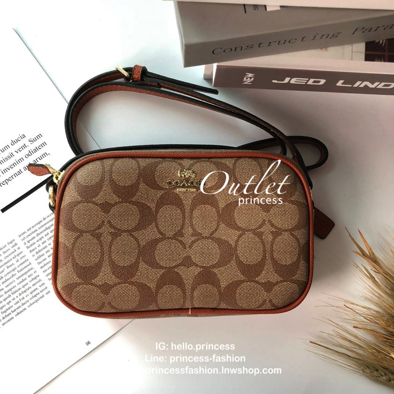 COACH MINI CROSSBODY BAGกระเป๋าสะพาน size mini วัสดุหนังลาย signature เปิด - ปิดด้วยซิป แบ่ง2 ช่องใหญ่ ภายในโล่ง ใส่ wallet สั้น มือถือได้ทุกรุ่น และของใช้จุกจิก พร้อมสายยาวถอด ปรับได้ค่ะ