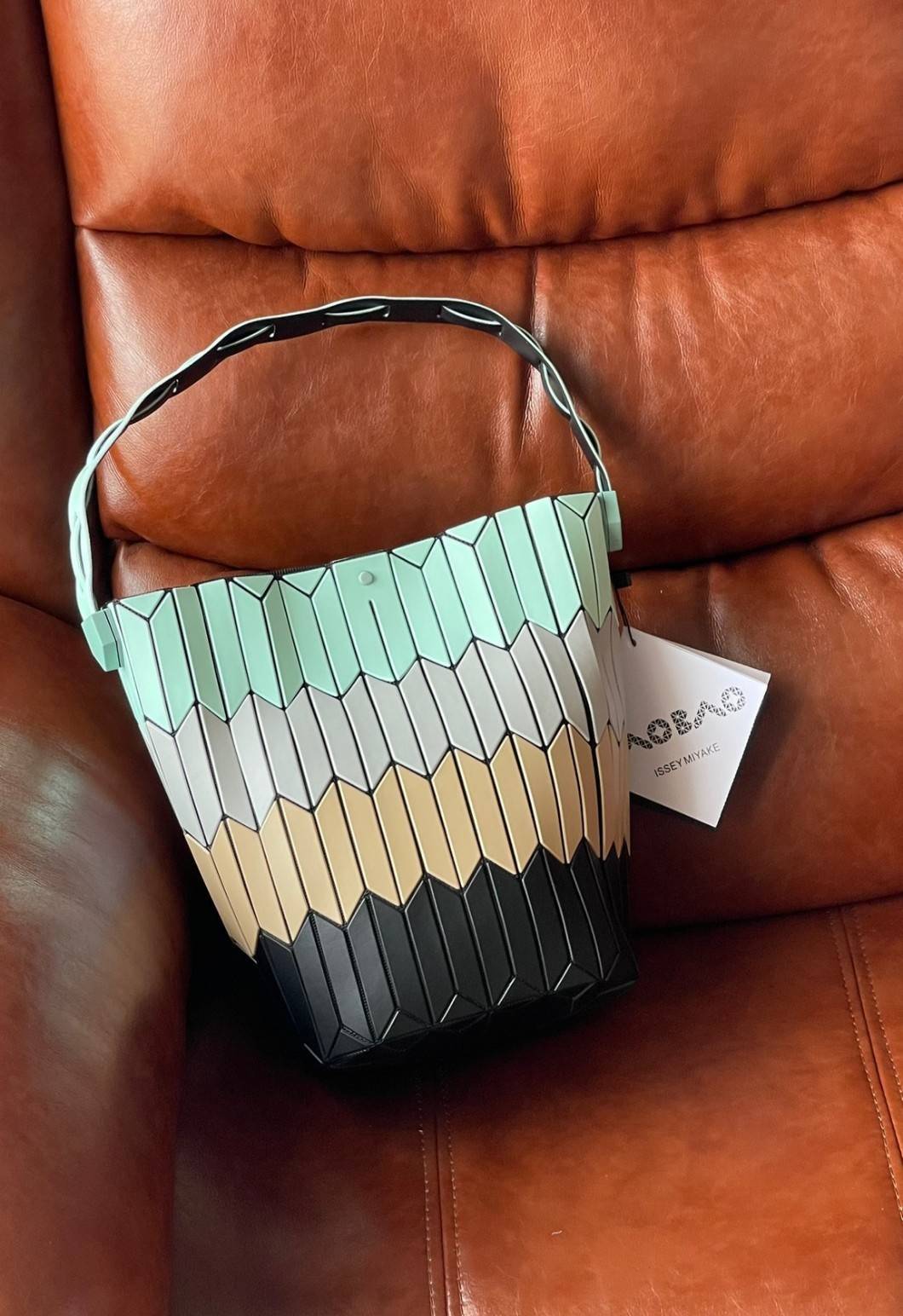 Baobao Issey Miyake Large Bucket กระเป๋าบัคเก็ตขนาดใหญ่สามารถใช้ใส่ร่มพับได้หรือขวดน้ำขนาดเล็กได้ ซีรีย์ใหม่นี้มีจุดเด่นที่แผ่นรูปทรงสี่เหลี่ยมด้านขนานในแนวตั้ง