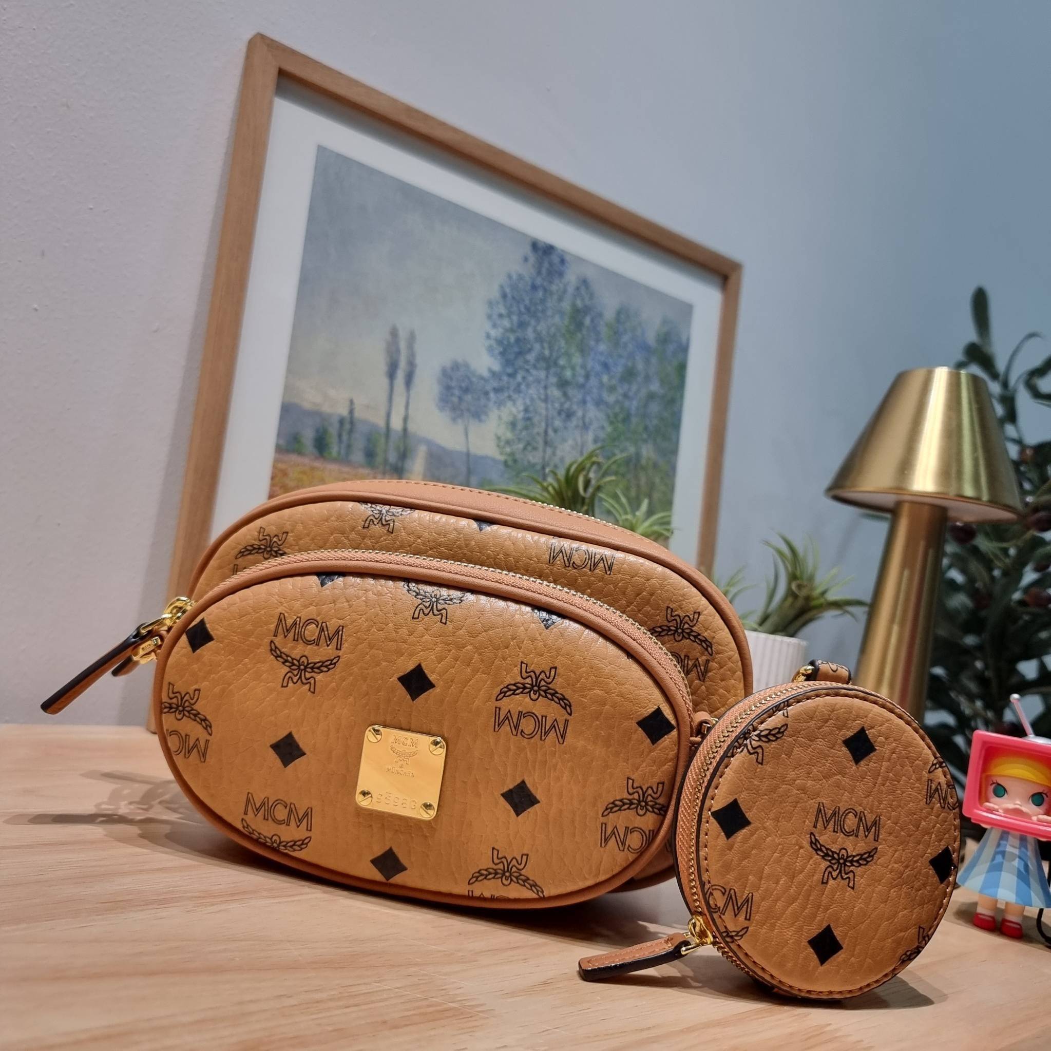 ORI | M.C.M ESSENTIAL MULTI POCHETTE BAG IN VISETOS กระเป๋าสะพายมัลติฟังก์ชั่น ดีไซน์กระเป๋าทรง pouch 3 ชิ้นสุดคุ้ม สามารถประกอบเข้าด้วย หรือแยกชิ้นใช้งานได้หมด ครบครันตอบโจทย์ทุกลุค