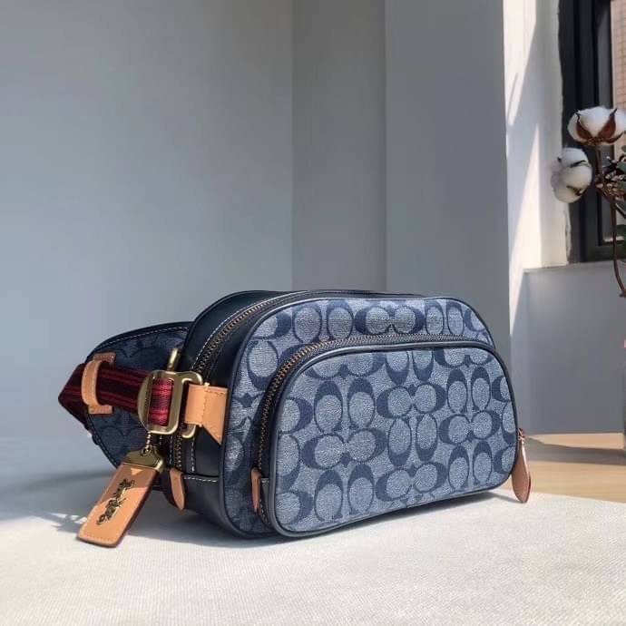 COACH BELT BAG IN SIGNATURE CHAMBRAY (3685) ❤️ใช้ได้ทั้งชาย//หญิงค่ะ กระเป๋าคาดอก วัสดุผ้าแคนวาส+หนังแท้ค่ะ ด้านหน้ามีช่องซิปขนาดกลาง ใส่มือถือได้ค่ะ ช่องซิปหลักเปิดปิดแบบซิปคู่ ภายในกว้าง ใส่ของจำเป็นได้ครบเลยนะคะ มีช่องซิปสำหรับใส่ของจุกจิกให้อีก