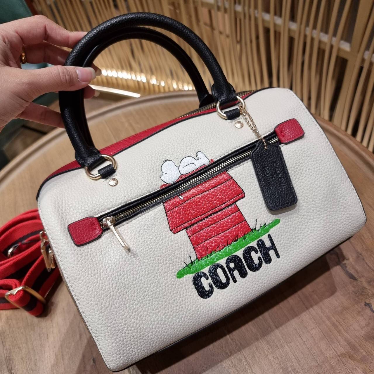LIMITED EDITION💥 🌈สวย+คุณภาพ สินค้าต้องมีค่า Coach X Peanuts Rowan Satchel With Snoopy ((C6164)) พร้อมส่งที่ไทย ใหม่ล่าสุด ห้ามพลาดค่าา! สวยกันให้สุด กับกระเป๋าทรงหมอน ขนาดกลางกำลังดี หนังแท้นิ่ม ลายหนังสวยงามมากๆค่ะ 🔺ด้านหน้ามีโลโ