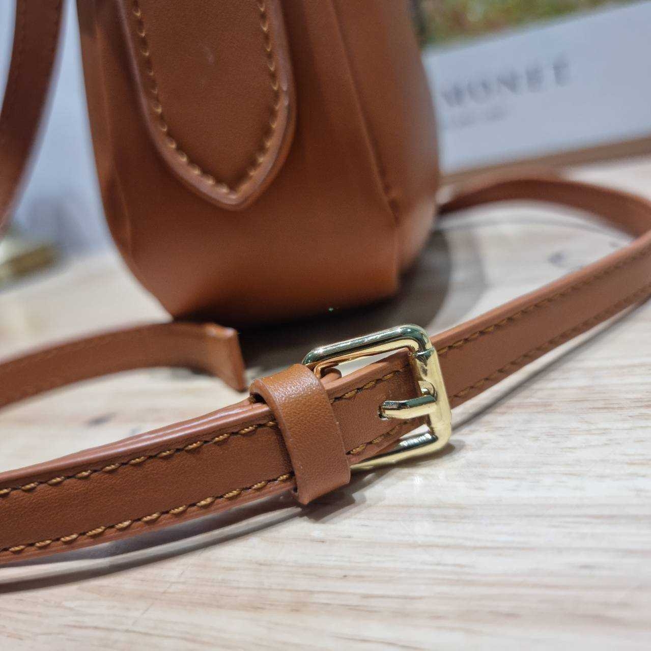 MIU MIU ZIP LEATHER TOP HANDLE BAG กระเป๋าสะพายไหล่/สะพายข้าง ทรงเก๋ ใช้งานง่าย เรียบหรูดูลัคชูสุดๆ