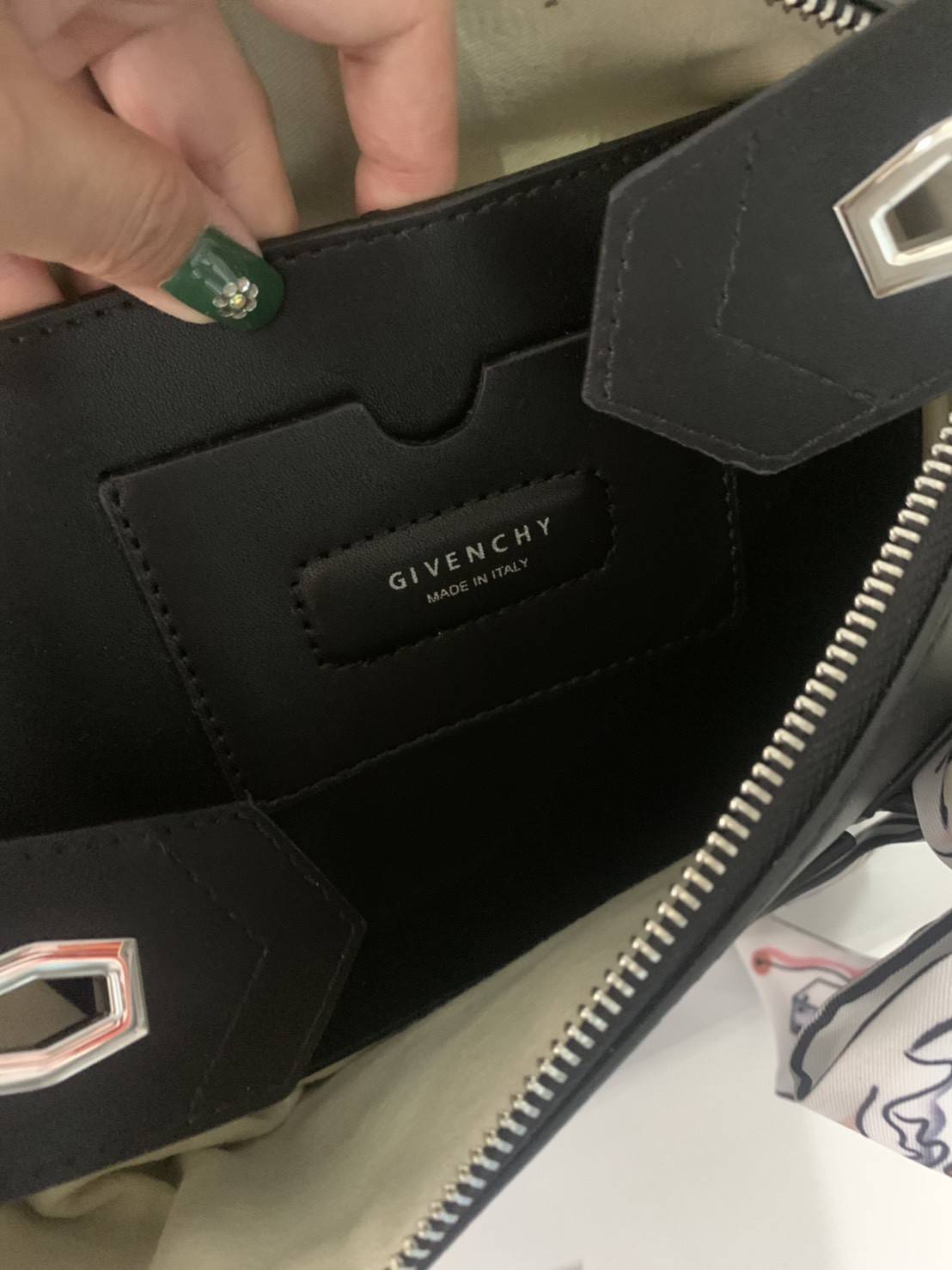 Givenchy Antigona Soft Small Leather Bag เข้ารอบใหม่ ราคาดีต่อใจ .. ไม่มีไม่ได้แล้ว! กระเป๋ารุ่น Iconic อย่าง Antigona Soft รุ่น "Classic" **มาพร้อมผ้าผูกโบว์ น่ารักมากมาย ประดับด้วยสัญลักษณ์ของแบรนด์ Givenchy ด้านหน้า **อะไหล่เงิน ไอเท็มยอดฮิตท