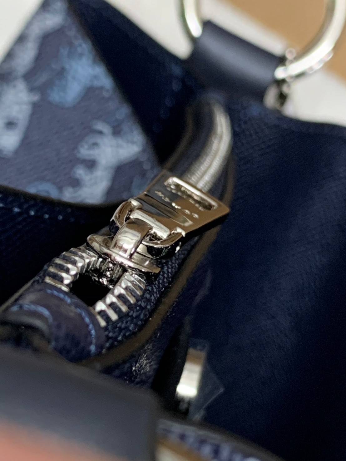 COACH TOWN BUCKET BAG WITH HORSE AND CARRIAGE PRINT ((2081-236)) 🔺กลับมาแล้ว ตามคำเรียกร้องค่ะ! กระเป๋าคล้องไหล่//สะพายข้างได้ วัสดุ pvc อย่างดี หนังนิ่มป่องพองตัวสวยงาม ลายรถม้าทั้งใบค่ะ ภายในกระเป๋าแบ่งเป็น2ช่องหลัก เปิดปิดแบบกระดุมแม่เหล็ก ภายใ