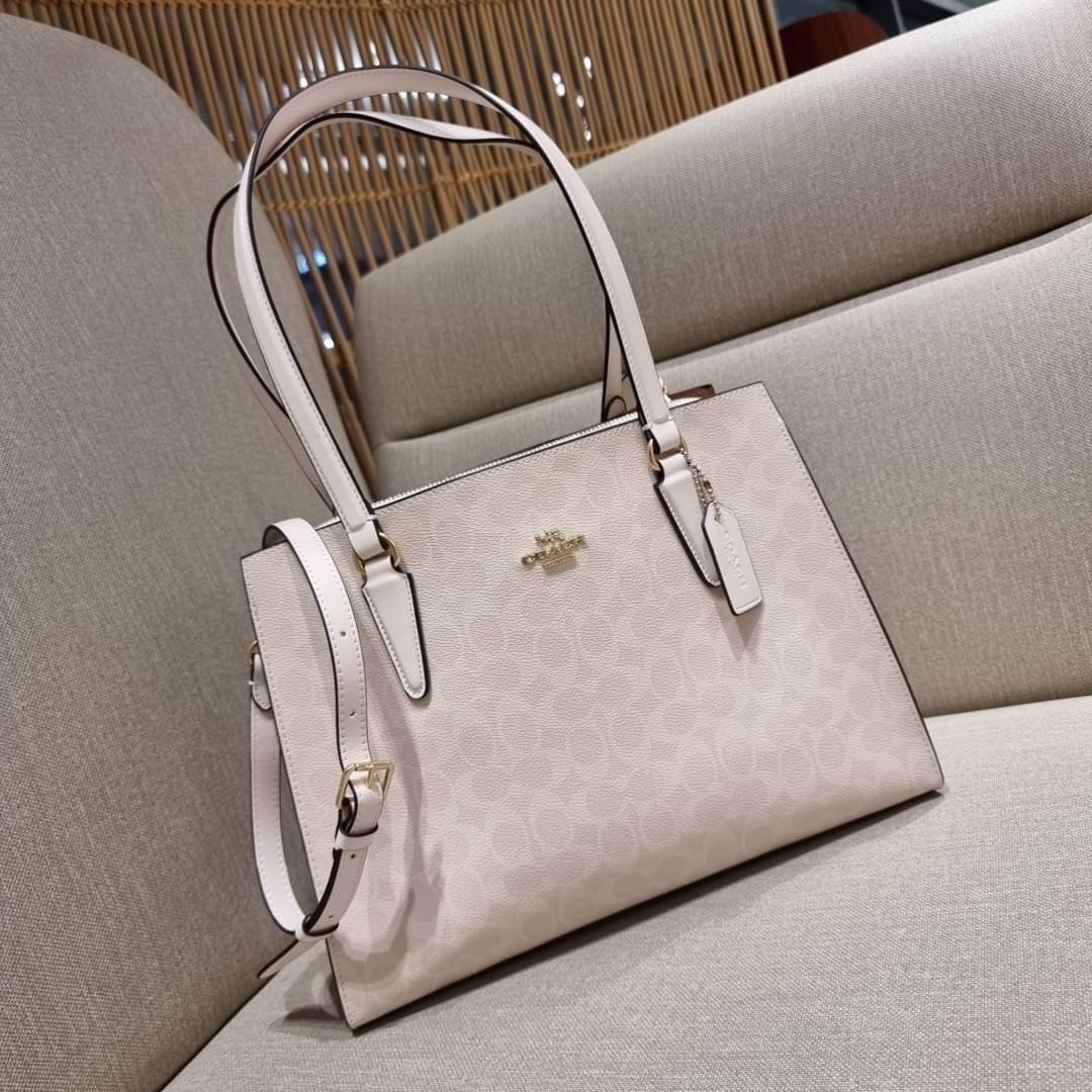 COACH C4075 TATUM CARRYALL IN SIGNATURE CANVAS คอลเลคชั่นใหม่ล่าสุด จัดมาให้ได้สวยก่อนใคร สวยหรูทุกสี!! ลุคผู้ดีต้องมาอีกหนึ่ง กระเป๋าสะพายทรงสวย ที่มาพร้อมสายสะพายไหล่ในตัว และสายครอสบอดี้สำหรับสะพายข้าง วัสดุหนัง crossgrain สวยคมมากๆ ตัวกระเป๋าถูกแบ่งเป