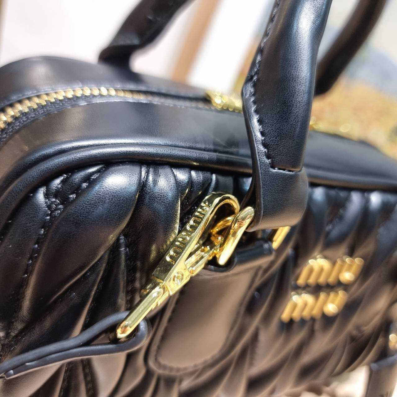 MIU MIU ARCADIE METELASSE LEATHER BAG กระเป๋าถือ/สะพายสุดชิค ที่ไม่มีตอนนี้คือพลาด ดีไซน์เพิ่มดีเทล ด้วยการเดินด้ายเป็นเอกลักษณ์ สวยดูแพง หูจับในตัวง่ายและสะดวกพกพา