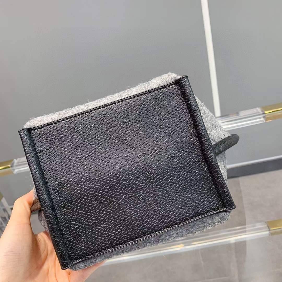 LONGCHAMP ROSEAU ESSENTIAL Shopping bag กระเป๋า Tote วัสดุผ้าขนสัตว์ ซับในผ้าฝ้ายที่จับด้านบนหนังวัว กระเป๋าสะพายใบนี้มีขนาดพอเหมาะ ดีไซน์หรูหรานี้สามารถสะพายไหล่หรือถือในมือก็ได้ นุ่มและน้ำหนักเบา