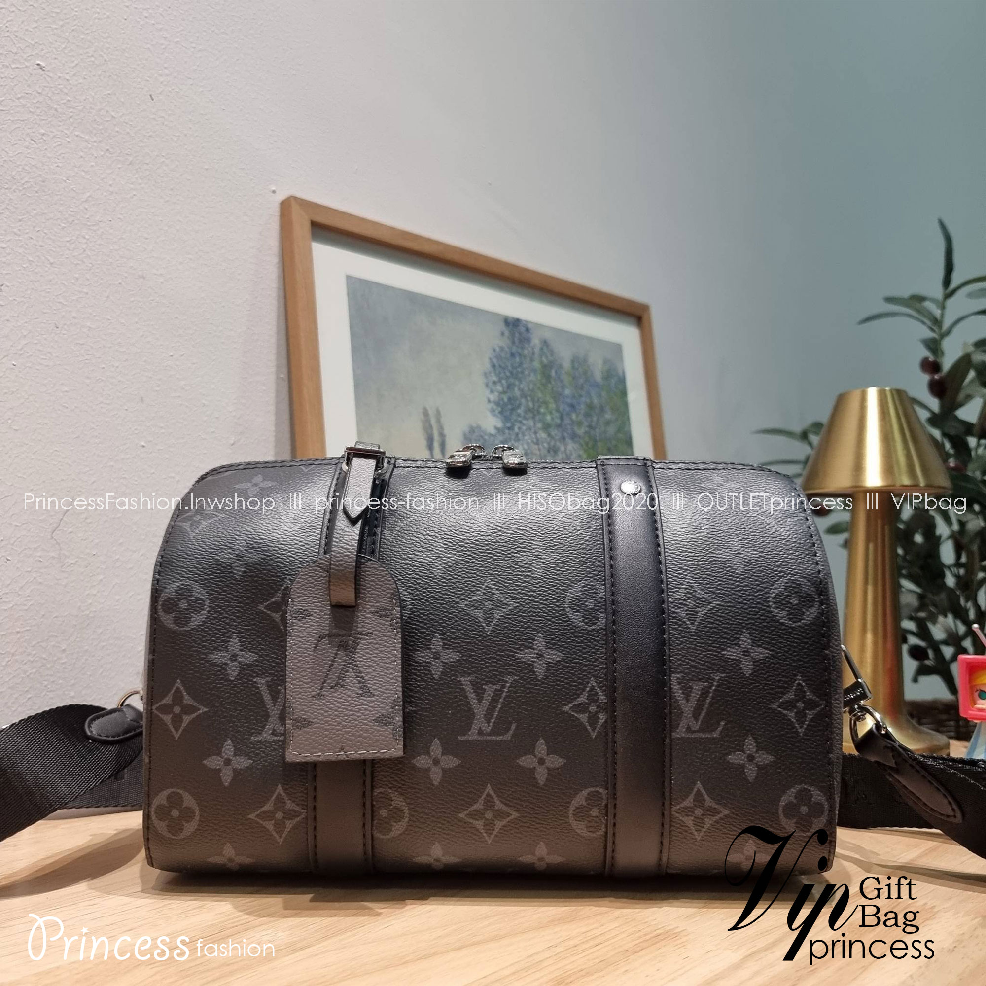 LV CITY KEEPALL Monogram Eclipse Bag กระเป๋าสะพายทรงหมอนสุดคลาสสิค ด้วยดีเทลความเป็นเอกลักษณ์ เรียบหรูด้วยความโดดเด่นจากลวดลายโมโนแกรม ขนาดกำลังดี