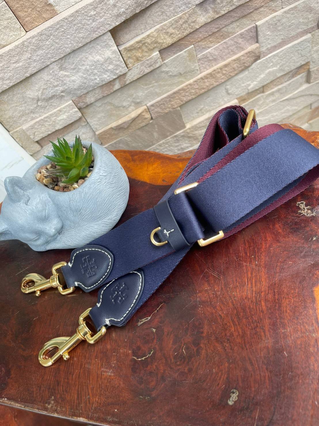 Tory burch t monogram jacquard drawstring hobo อีกหนึ่งคอลเลคชั่นจาก T monogrameที่ออกแบบมาในรูปทรงกระเป๋า hobo เป็นกระเป๋าที่มีพื้นที่เยอะในการจัดเก็บสิ่งของได้อย่างดีเยี่ยม ลวดลายสีสันของกระเป๋าทอลายแบบแจ๊คการ์ดอย่างประณีต สะท้อนให้เห็นถึงกลิ่นอายงานฝีม