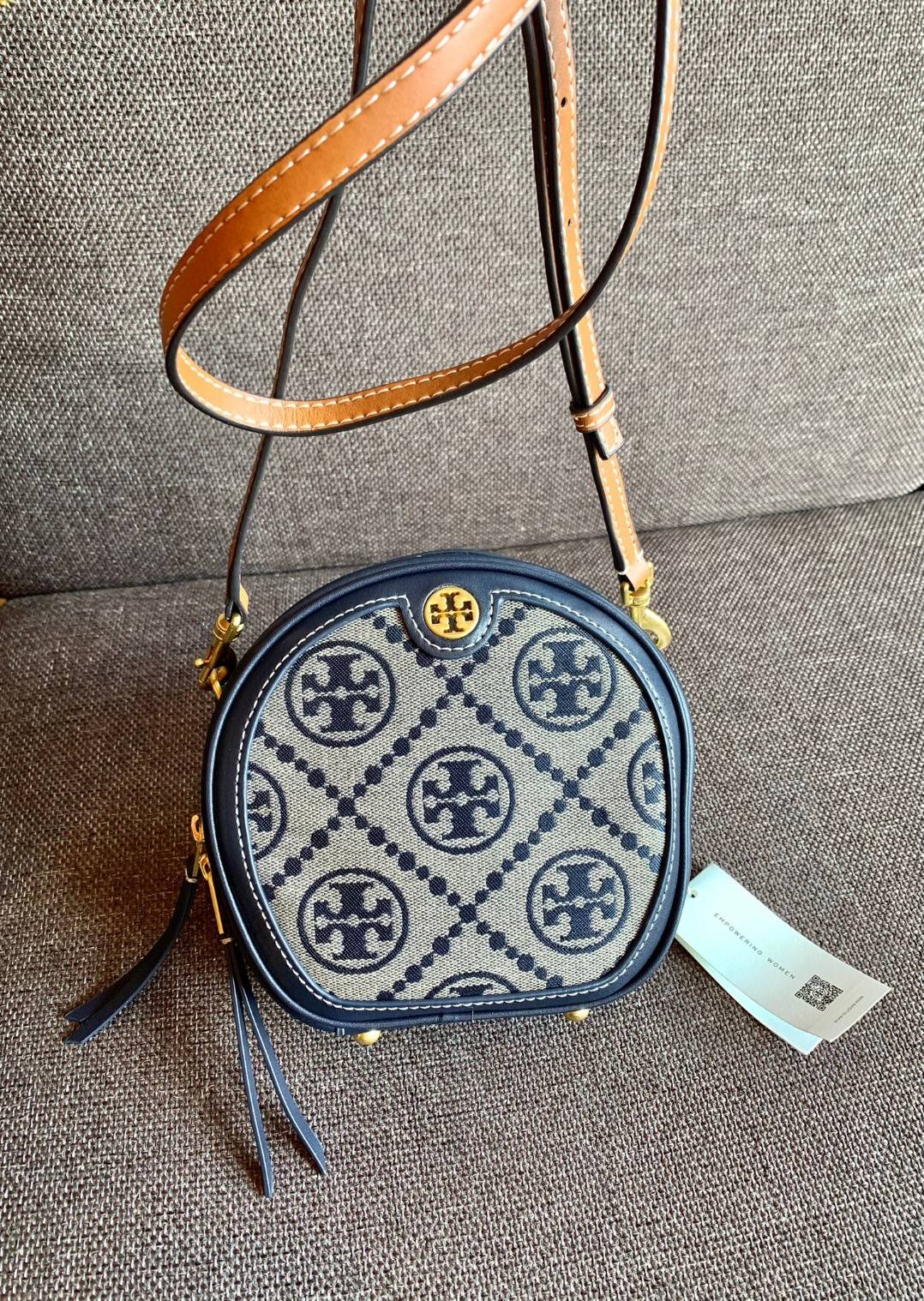 TORY BURCH T MONOGRAM JACQUARD CIRCLE BAG ((Large size)) พร้อมส่งที่ไทย สวยก่อนใครที่นี่! กระเป๋าจาก Tory burch รุ่นนี้มาในสไตล์ทรงวงกลม สุดคลาสสิค ดูคล่องตัวมากขึ้น วัสดุJacquardทอลายแบรนด์+ขอบหนังแท้ ได้ลงตัวสวยงามอยู่เหมือนเดิมค่ะ