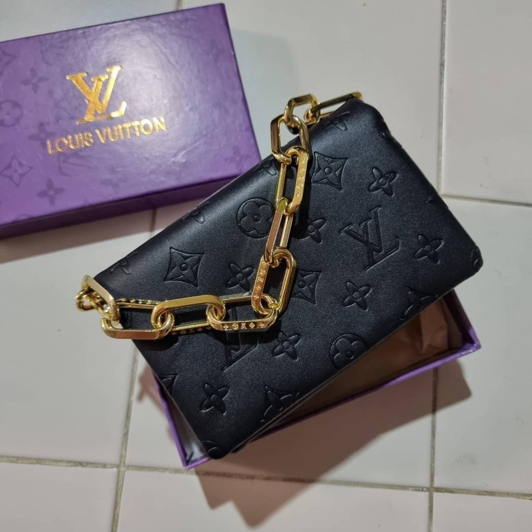 VIP 🥂 LV POCHETTE COUSSIN กระเป๋าสะพายกึ่งคลัชท์ ไซส์มินิ น่ารักมากๆ สุดหรูด้วยวัสดุหนังแกะปั๊มลายสวยคม ฟูนุ่ม สัมผัสดี มาพร้อมสายโซ่ใหญ่ในตัว ดูแพง!! และสายโซ่เล็กสะพายข้างได้กำลังสวย เปิด-ปิดด้วยกระดุมแม่เหล็ก ภานในเป็นช่องโล่ง แบ่งสัดส่วน ใส่ขอ