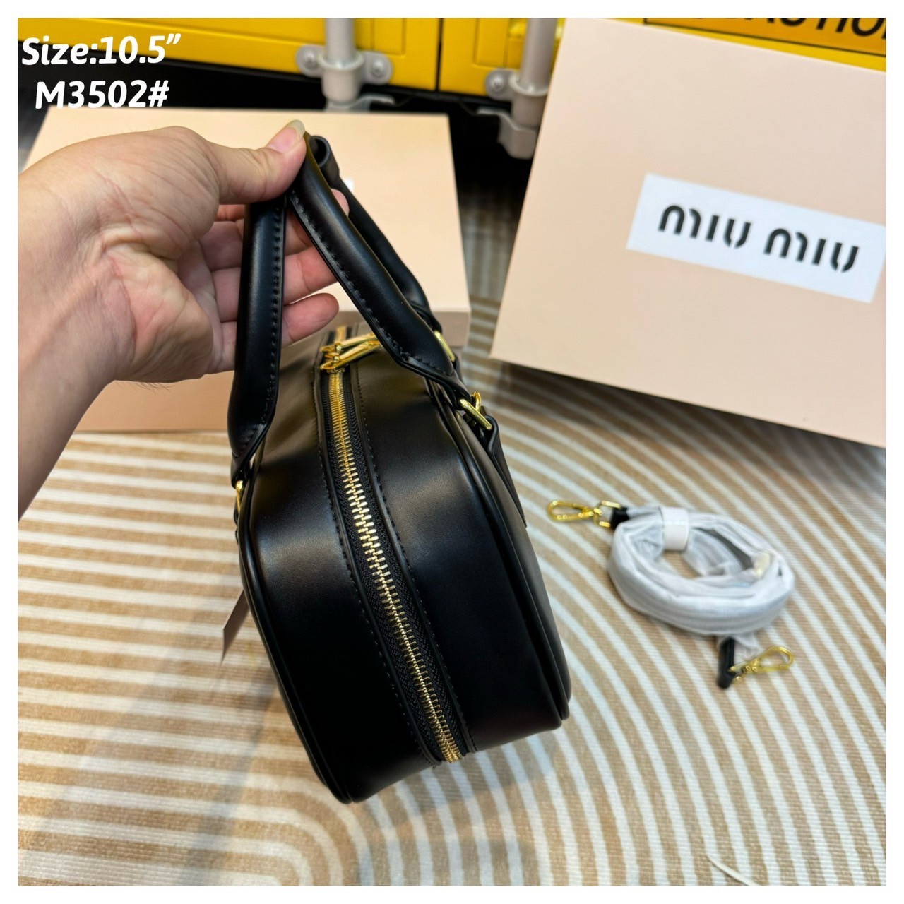 MIU MIU ARCADIE LEATHER BAG M, Geniş 27cm กระเป๋าถือ/สะพายสุดชิค น่ารักๆเก๋ๆ ดีไซน์เรียบแต่มากมีอยู่จริง สวยดูแพง